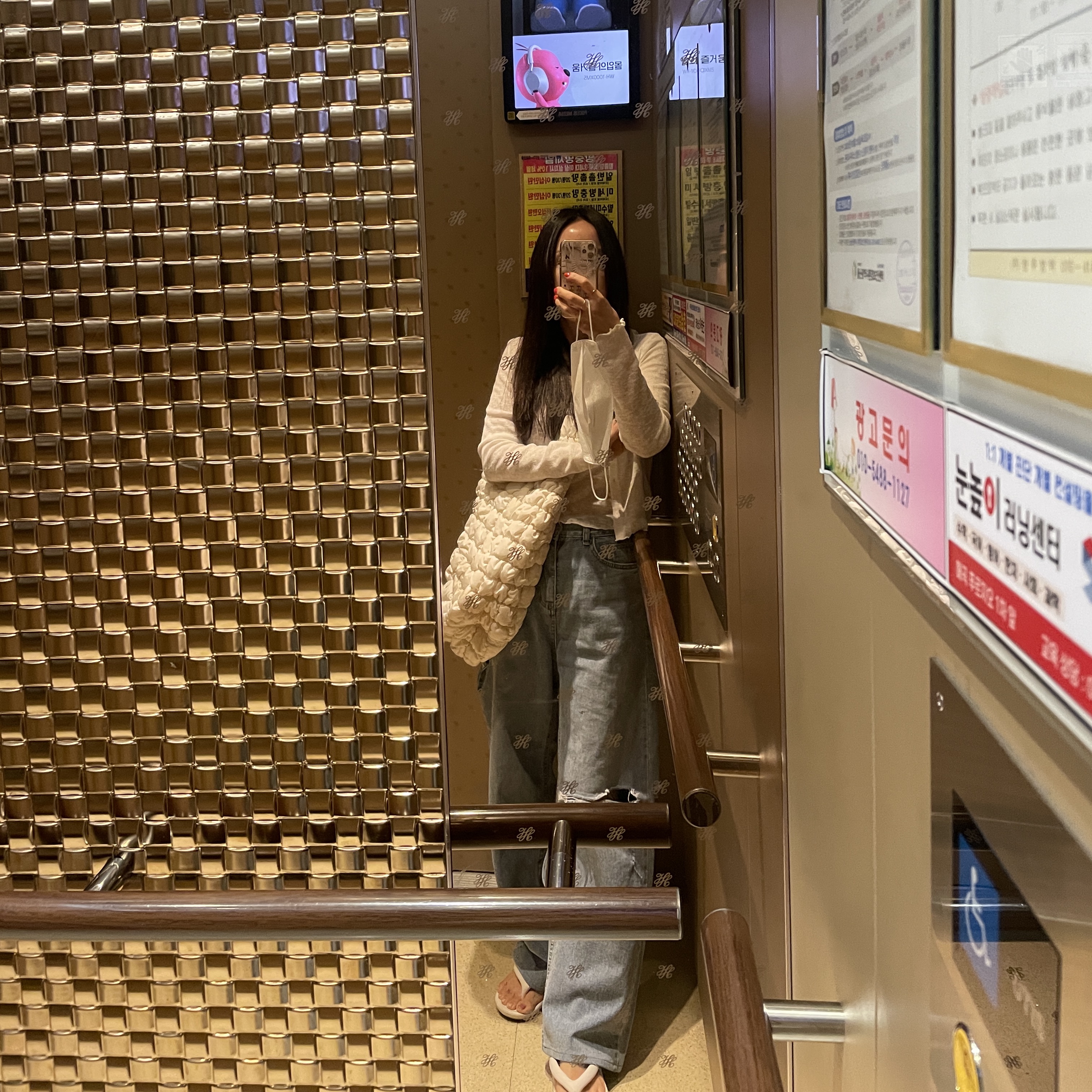 COS Quilted Oversized Shoulder Bag Off White Light Beige 착용 스타일