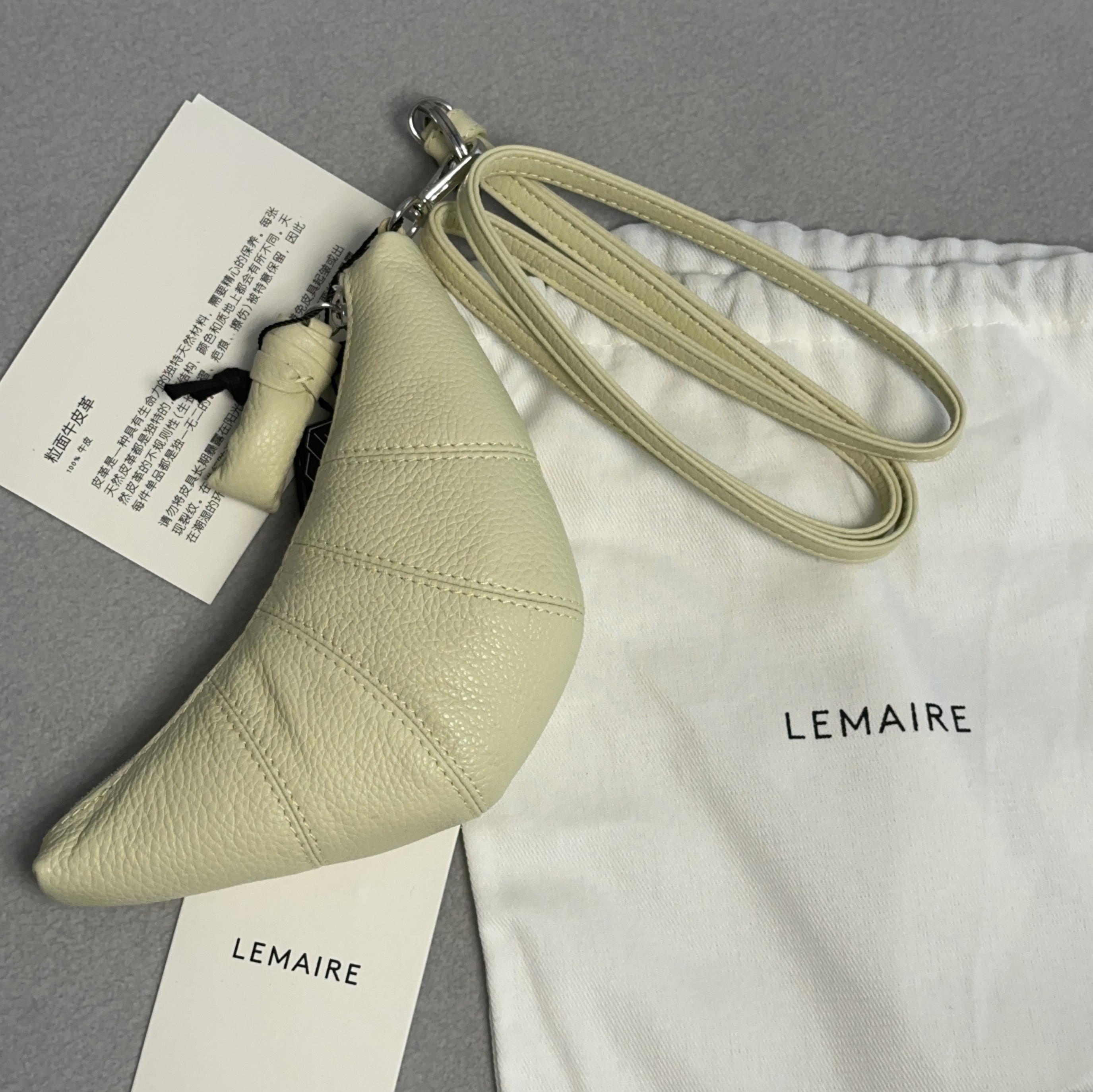 Lemaire Croissant Coin Purse Necklace Dusty Yellow 착용 스타일