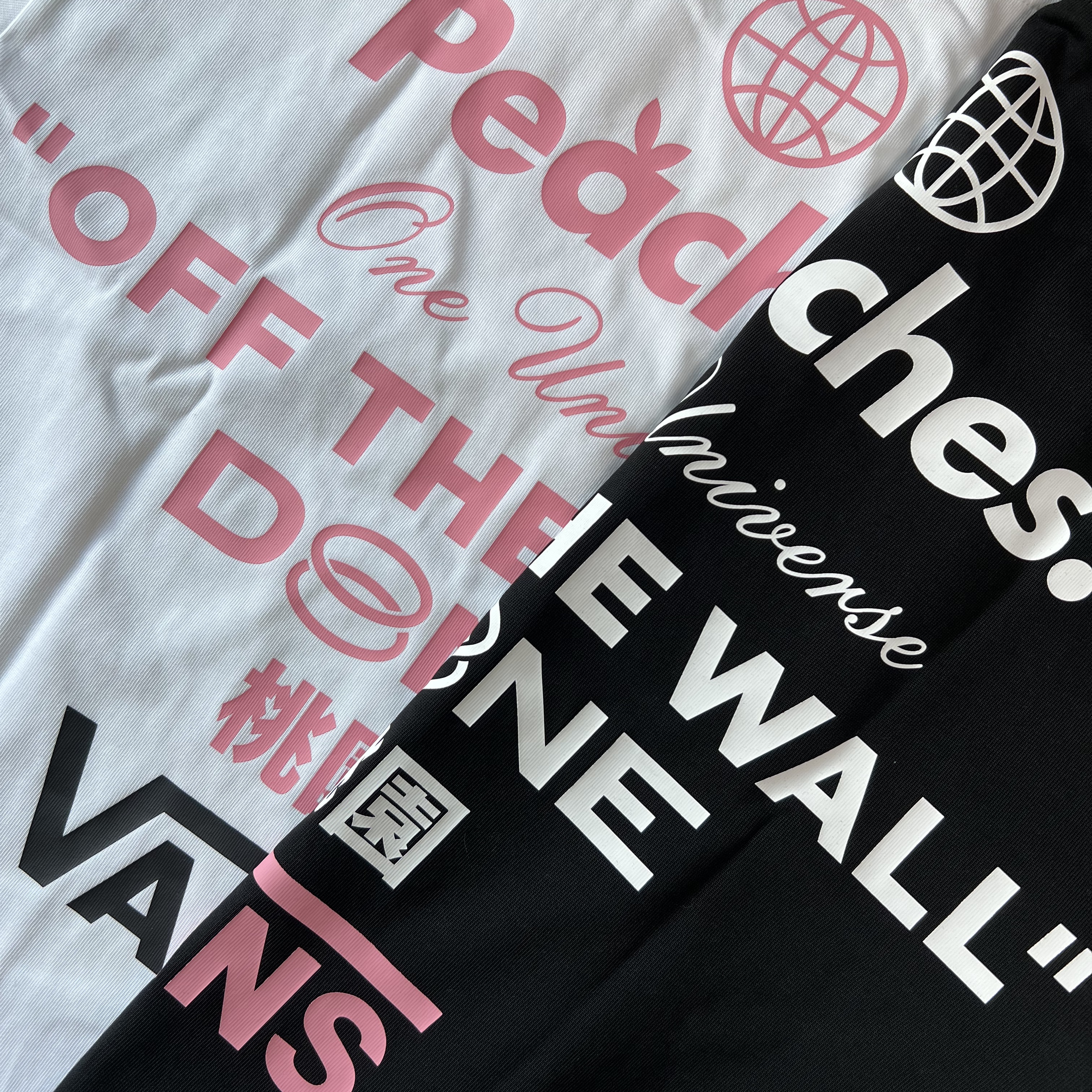 Vans x Peaches. Staple S/S T-Shirt Black, Vans x Peaches. Staple S/S T-Shirt White 착용 스타일