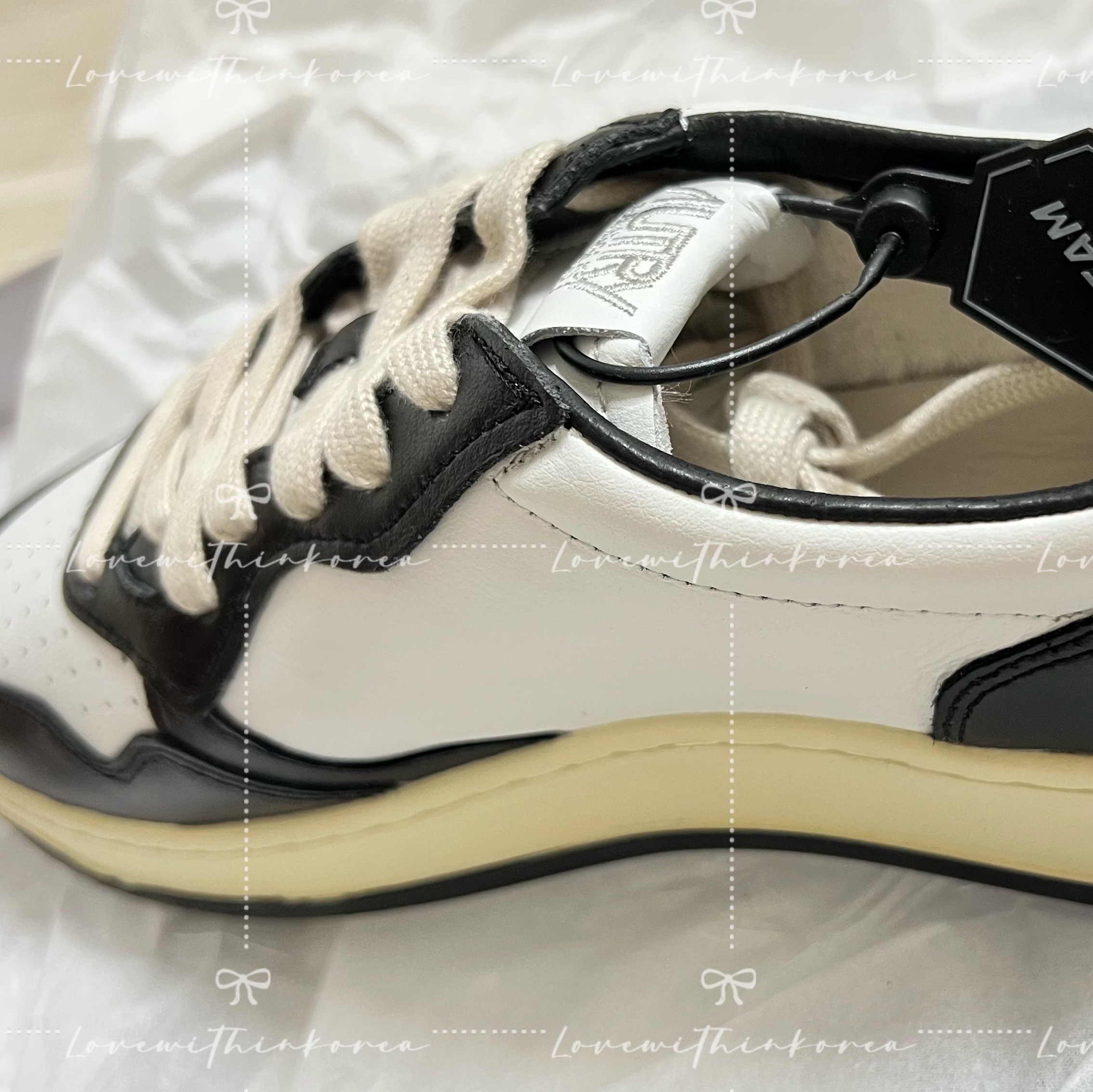 Autry Medalist Low Leather Sneakers Black White 착용 스타일 - 3