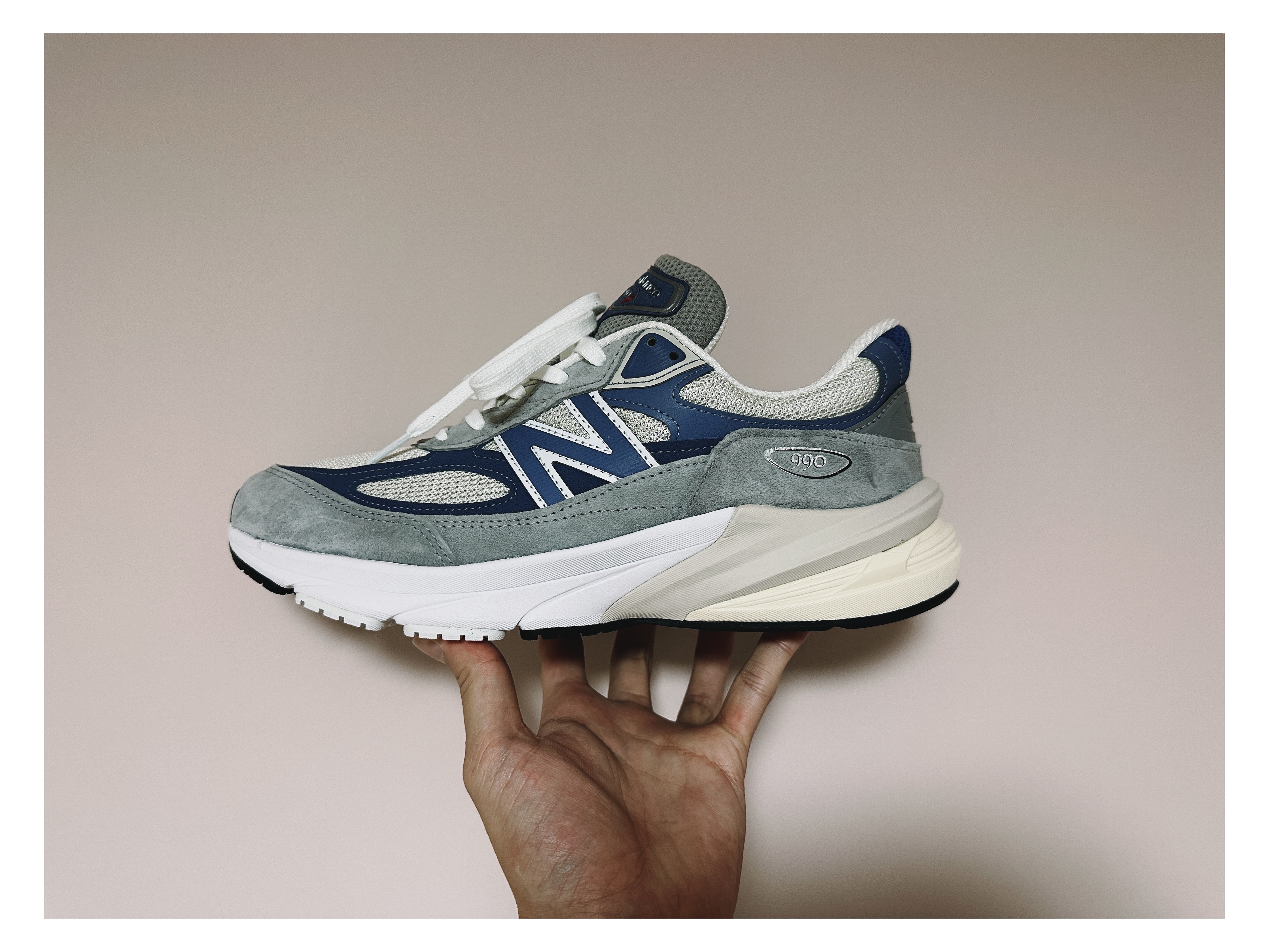 New Balance 990v6 Made in USA Gray Suede 착용 스타일 - 1