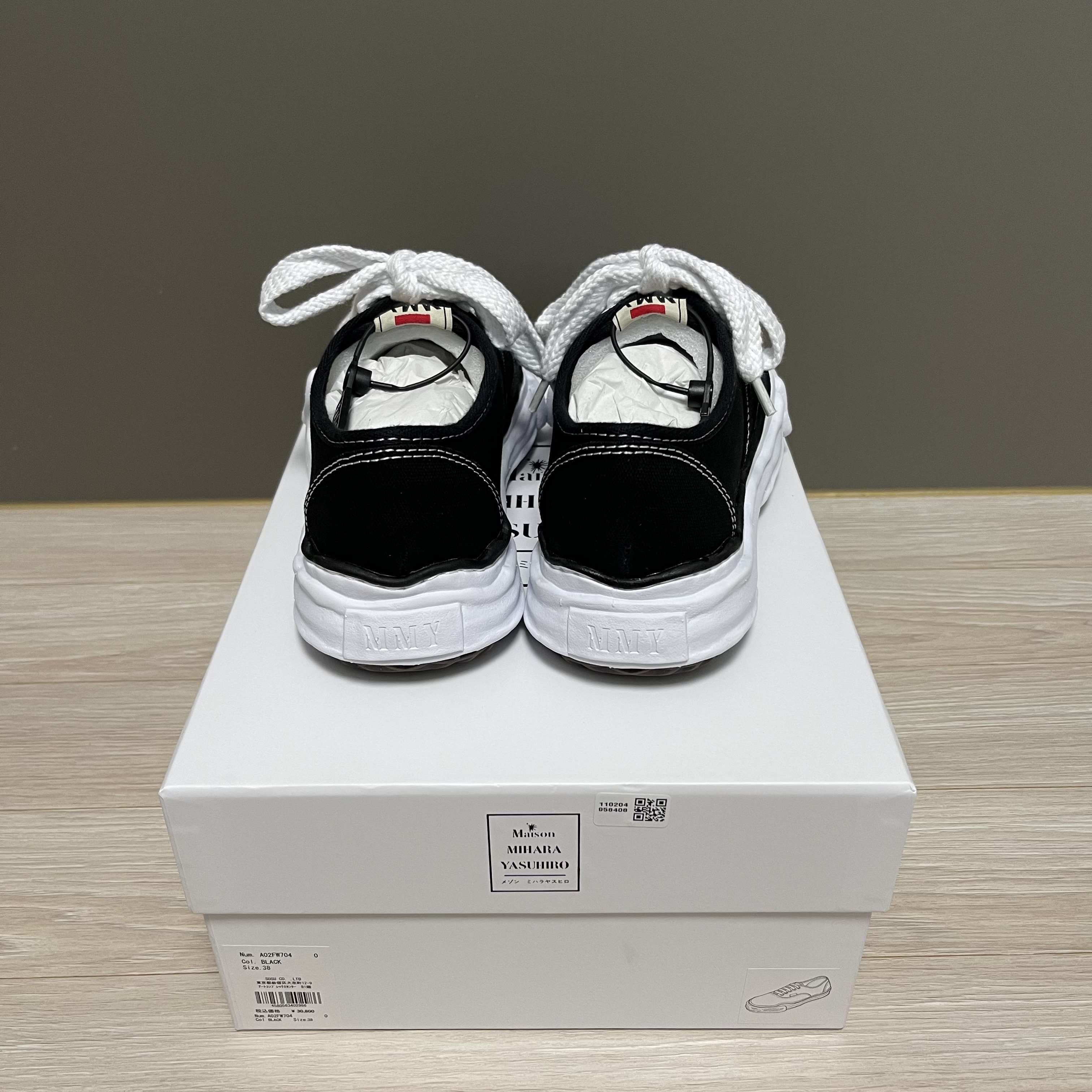 Maison Mihara Yasuhiro Baker OG Sole Canvas Low Cut Sneakers Black 착용 스타일 - 3