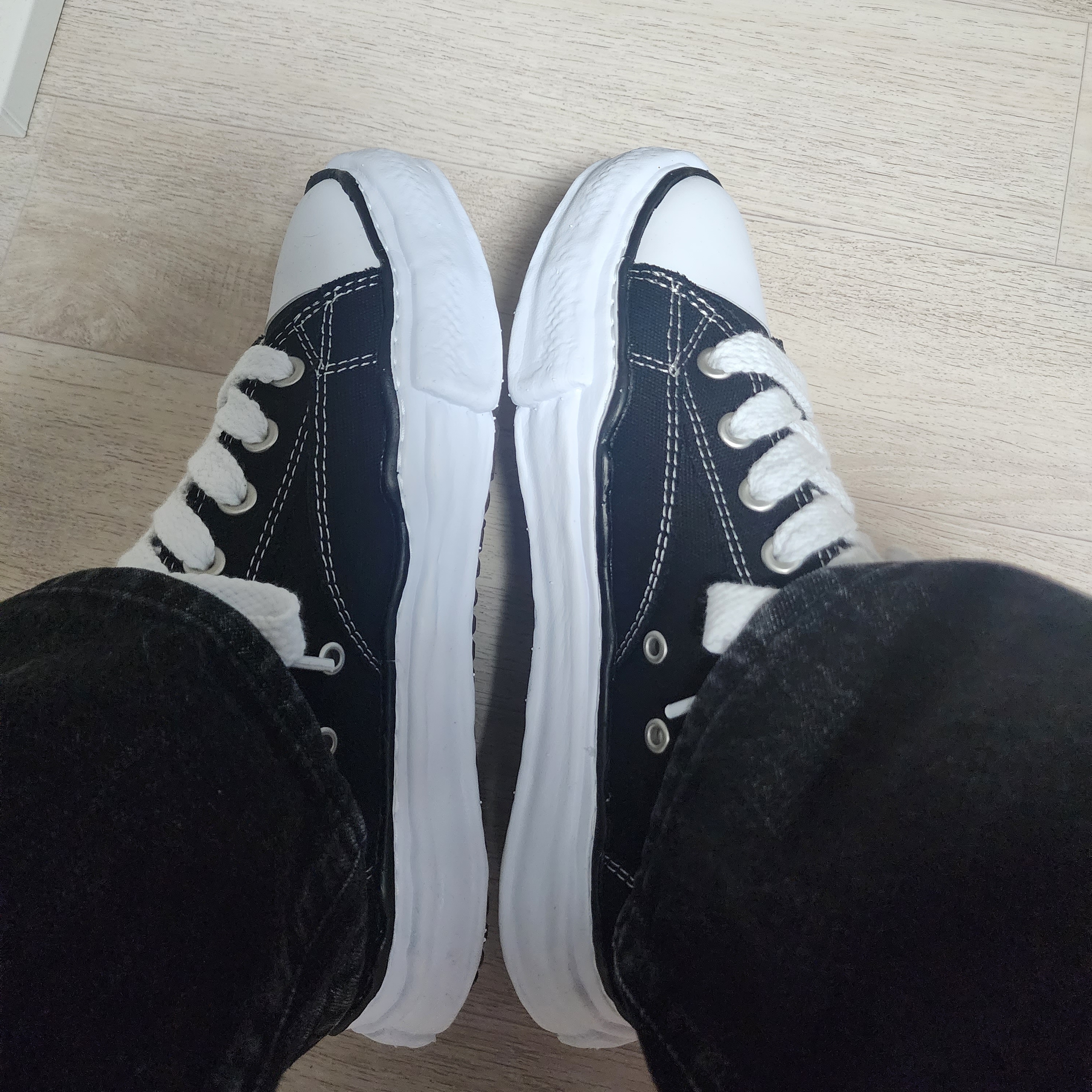 Maison Mihara Yasuhiro Peterson OG Sole Canvas Low Sneakers Black 착용 스타일