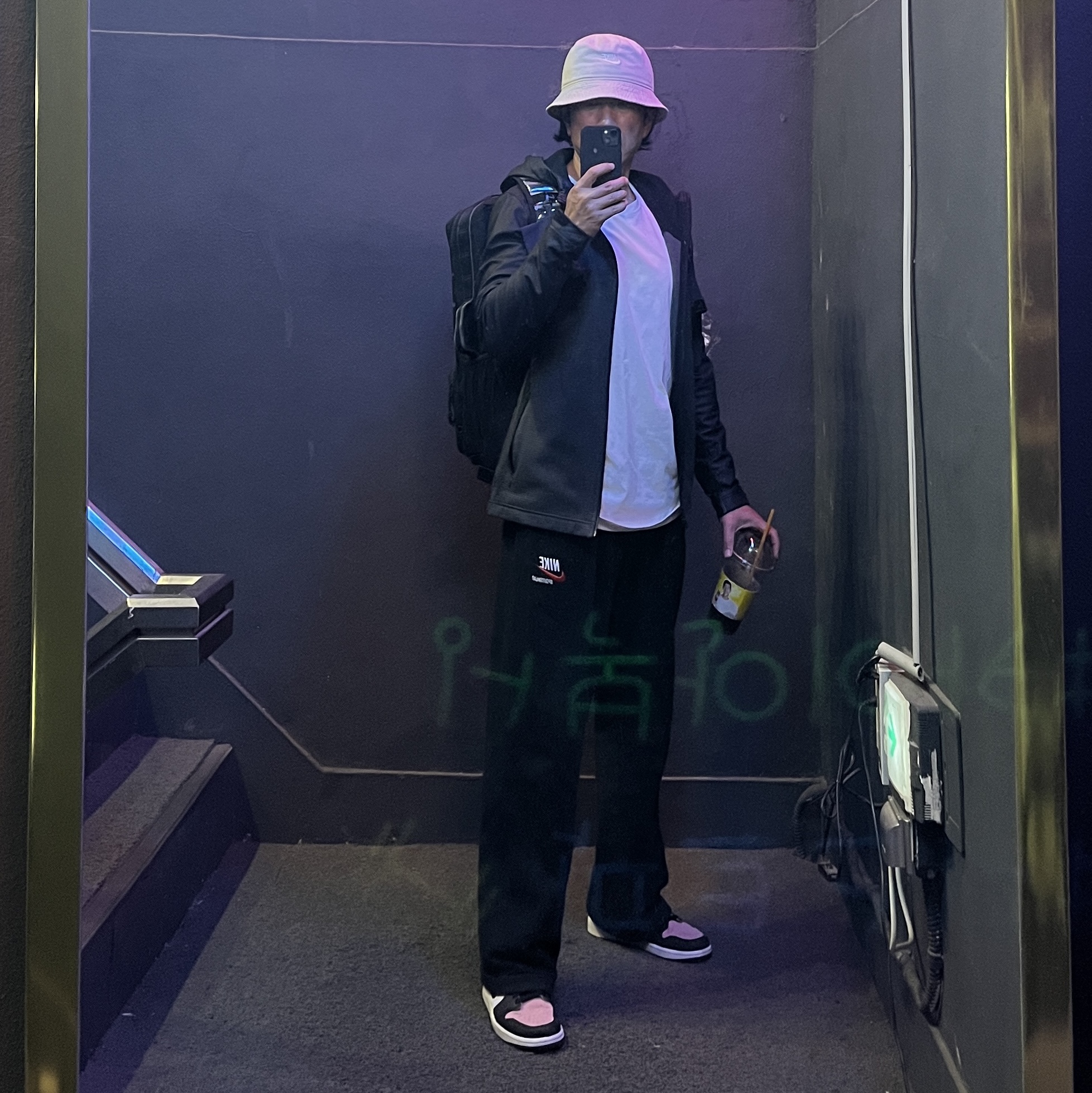 Nike Futura Washed Bucket Hat Light Bone, Jordan 1 Retro Low OG Bleached Coral 착용 스타일 - 1