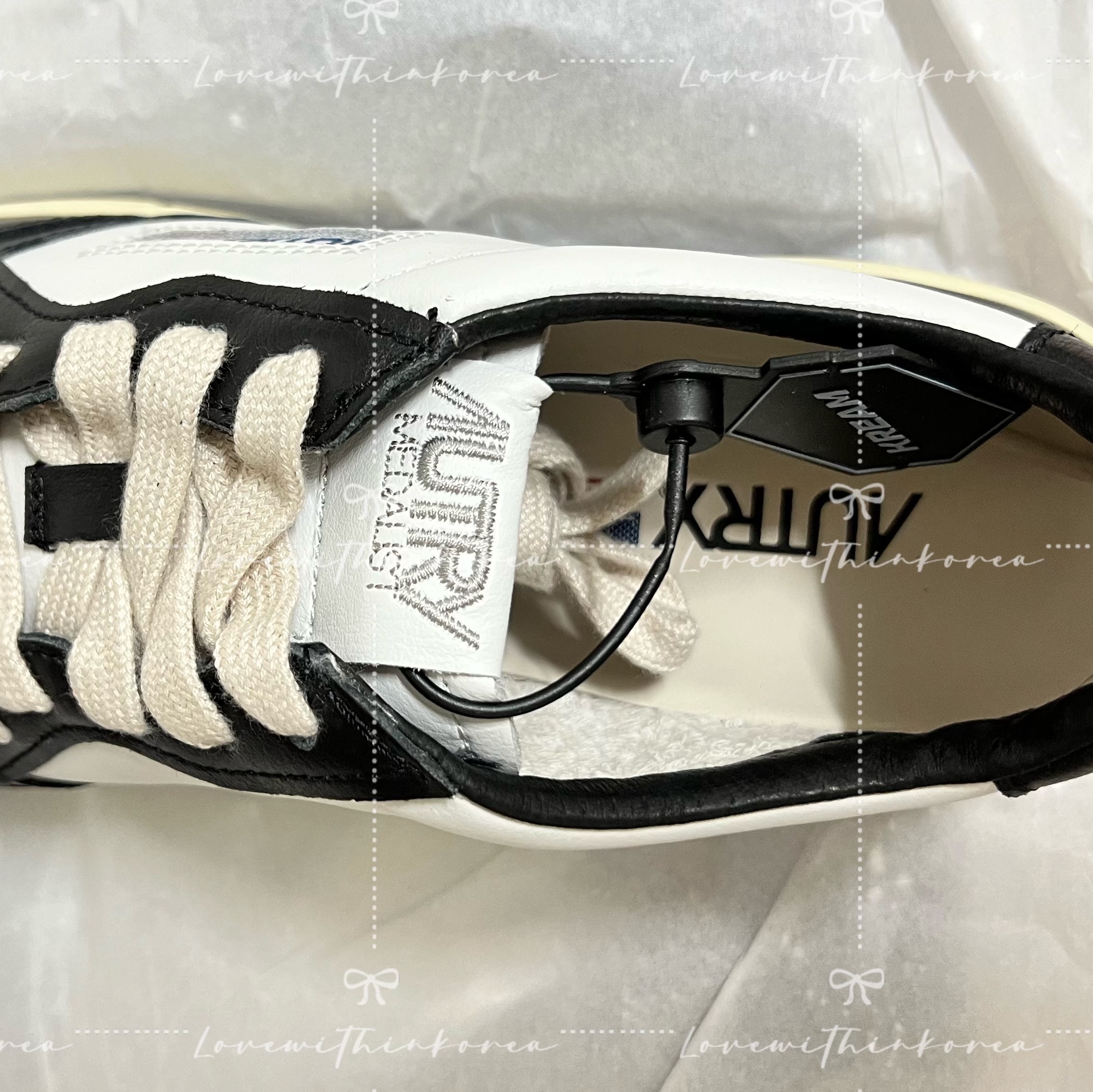 Autry Medalist Low Leather Sneakers Black White 착용 스타일 - 2