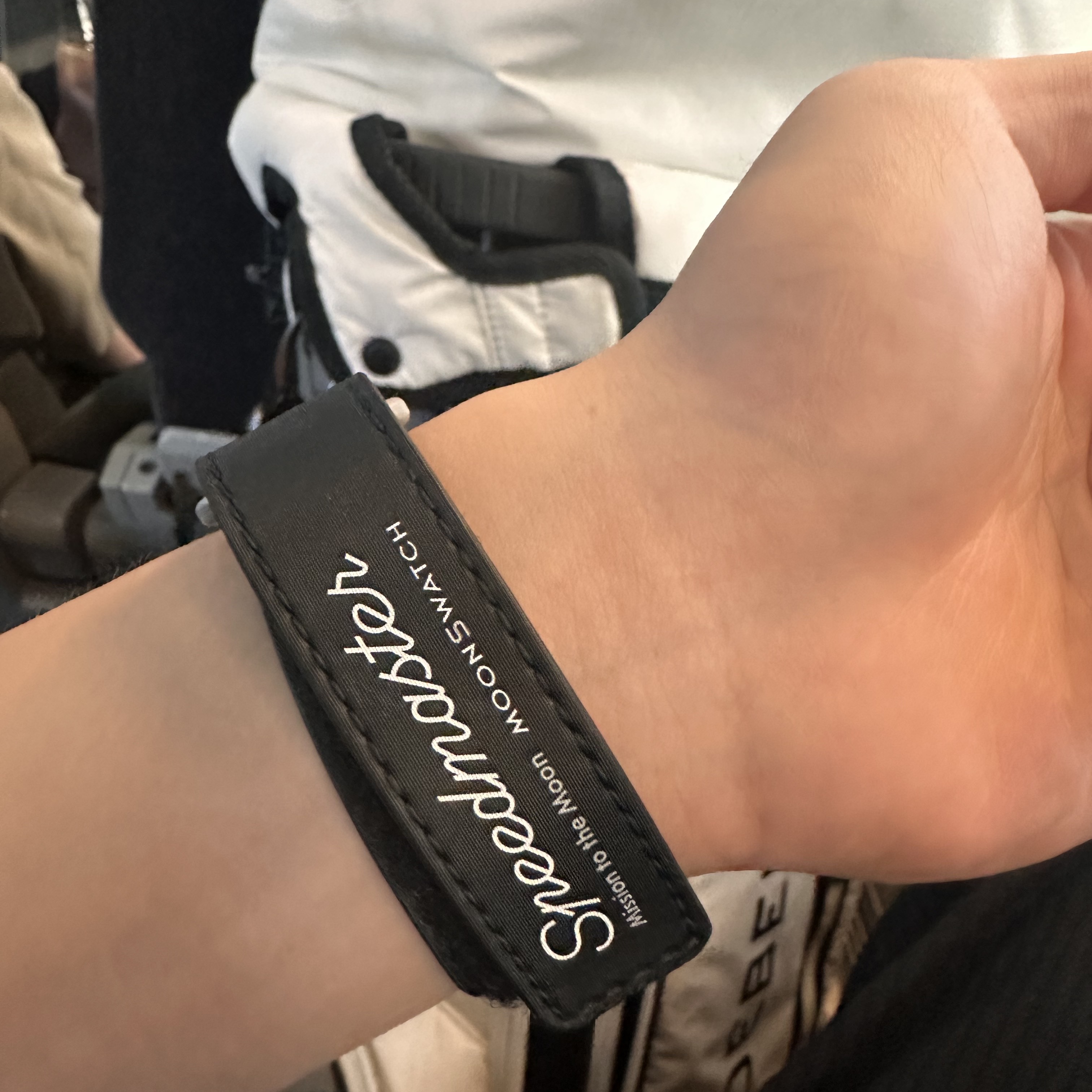 Swatch x Omega Bioceramic MoonSwatch Mission To The Moon Moonshine Gold Worm Moon 착용 스타일 - 2