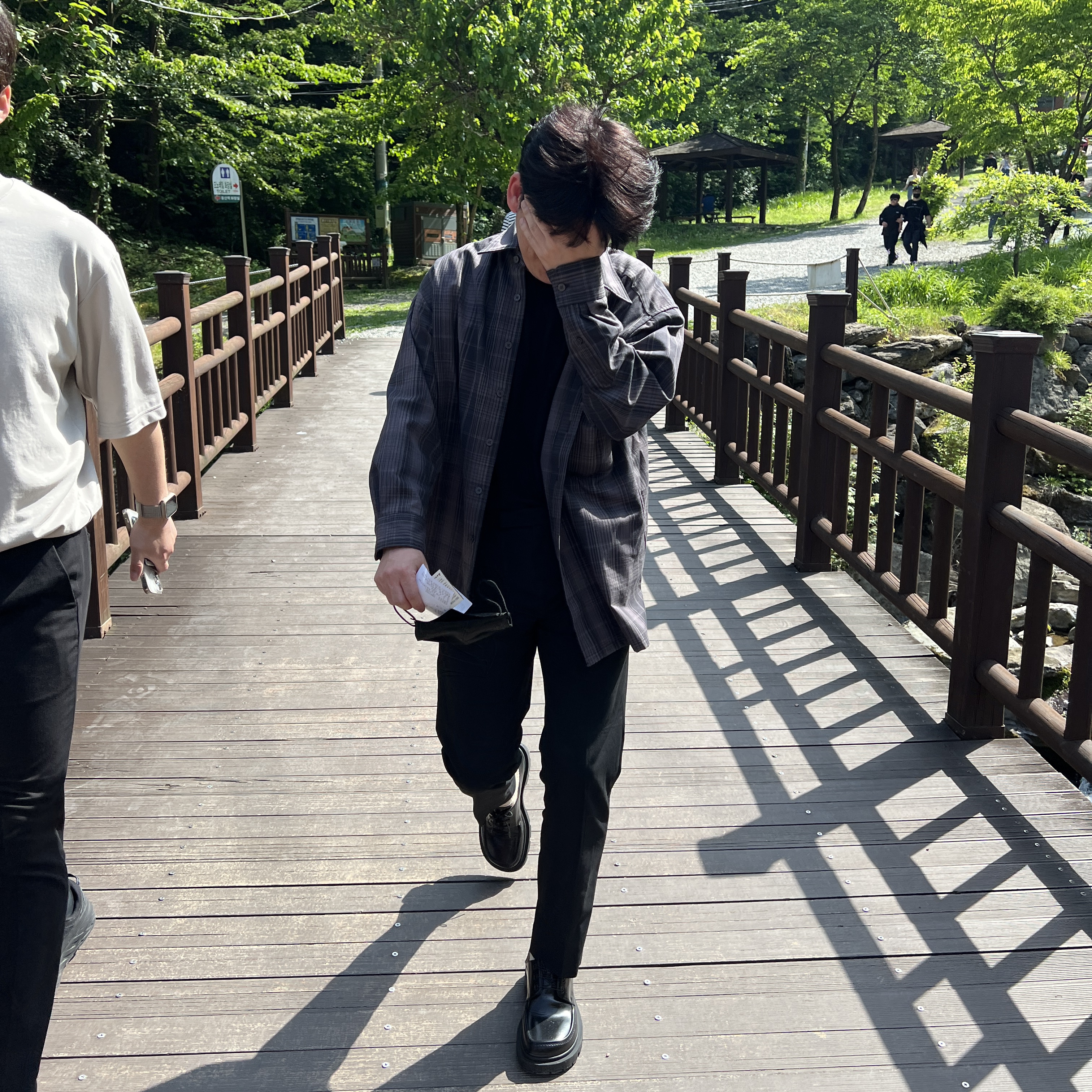 메종 마르지엘라 레더 레이스업 슈즈 블랙 착용 스타일 - 1