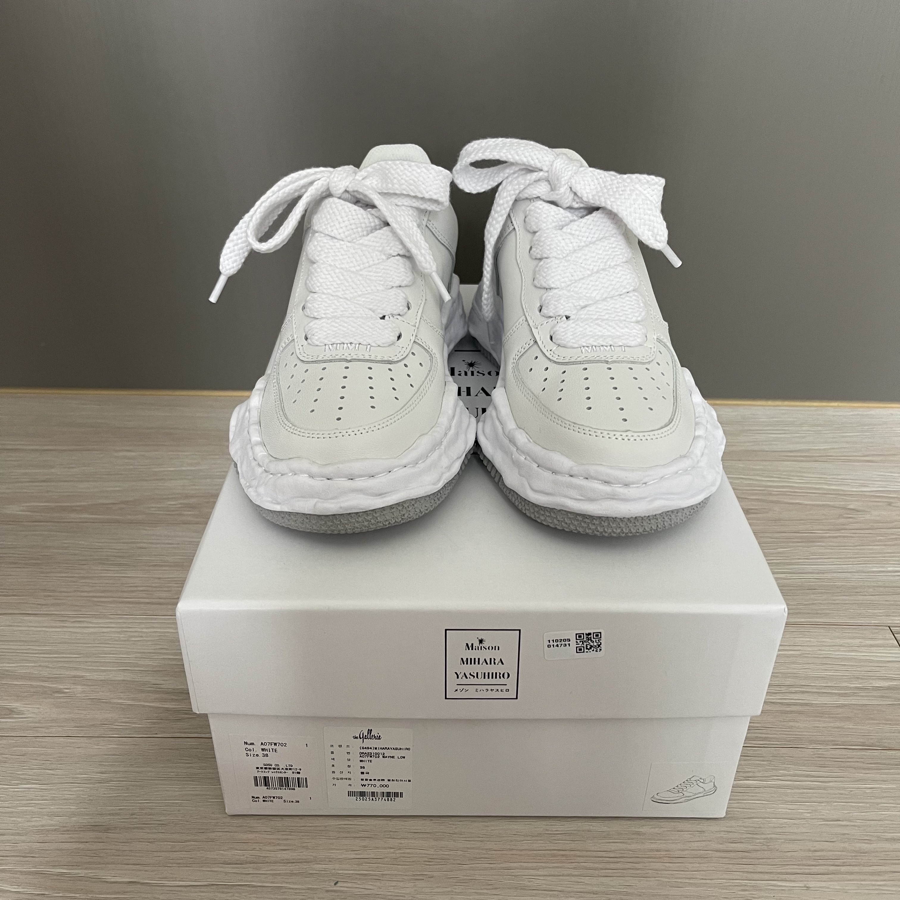 Maison Mihara Yasuhiro Wayne OG Sole Leather Low-top Sneakers White 착용 스타일 - 2