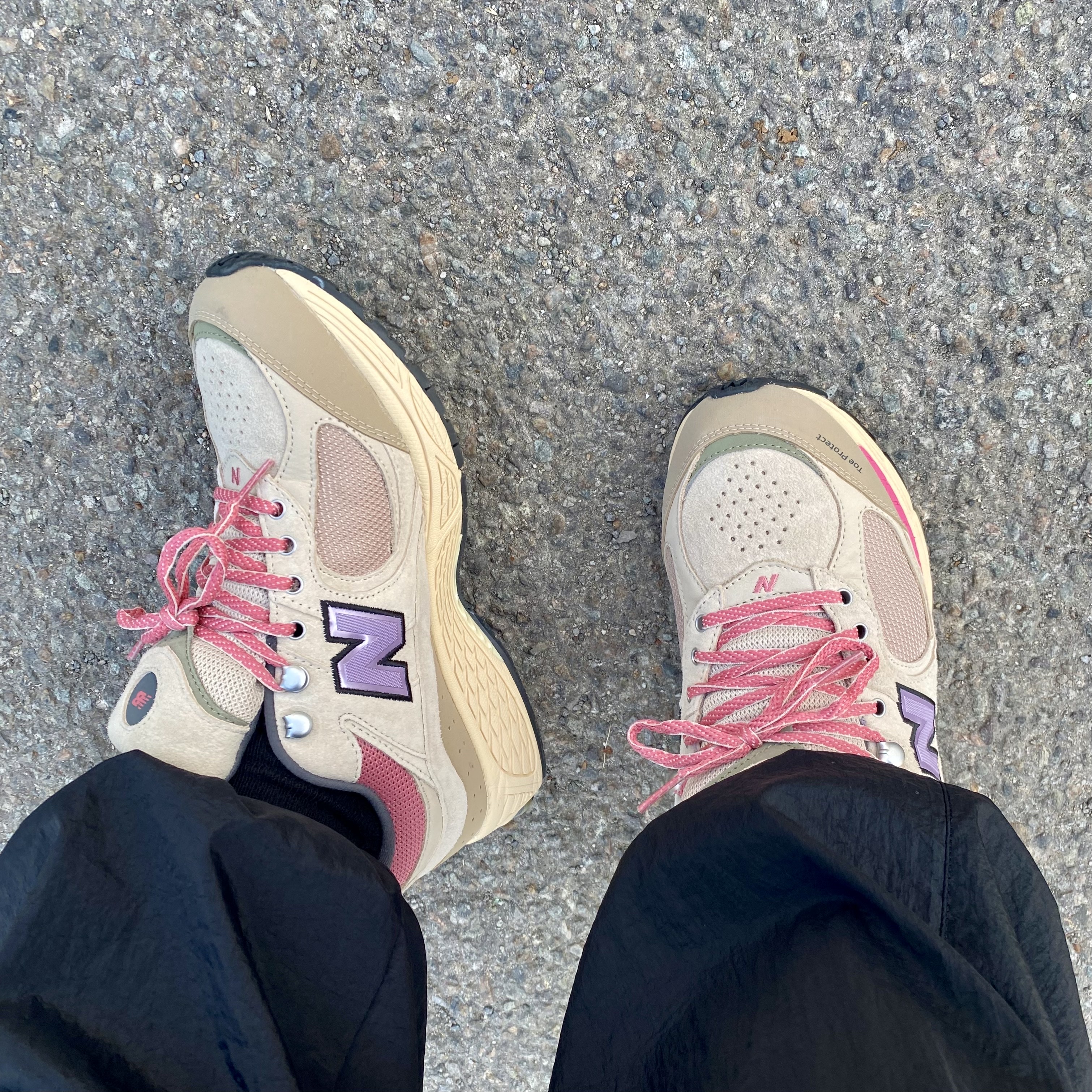 New Balance 2002R Calm Taupe 착용 스타일