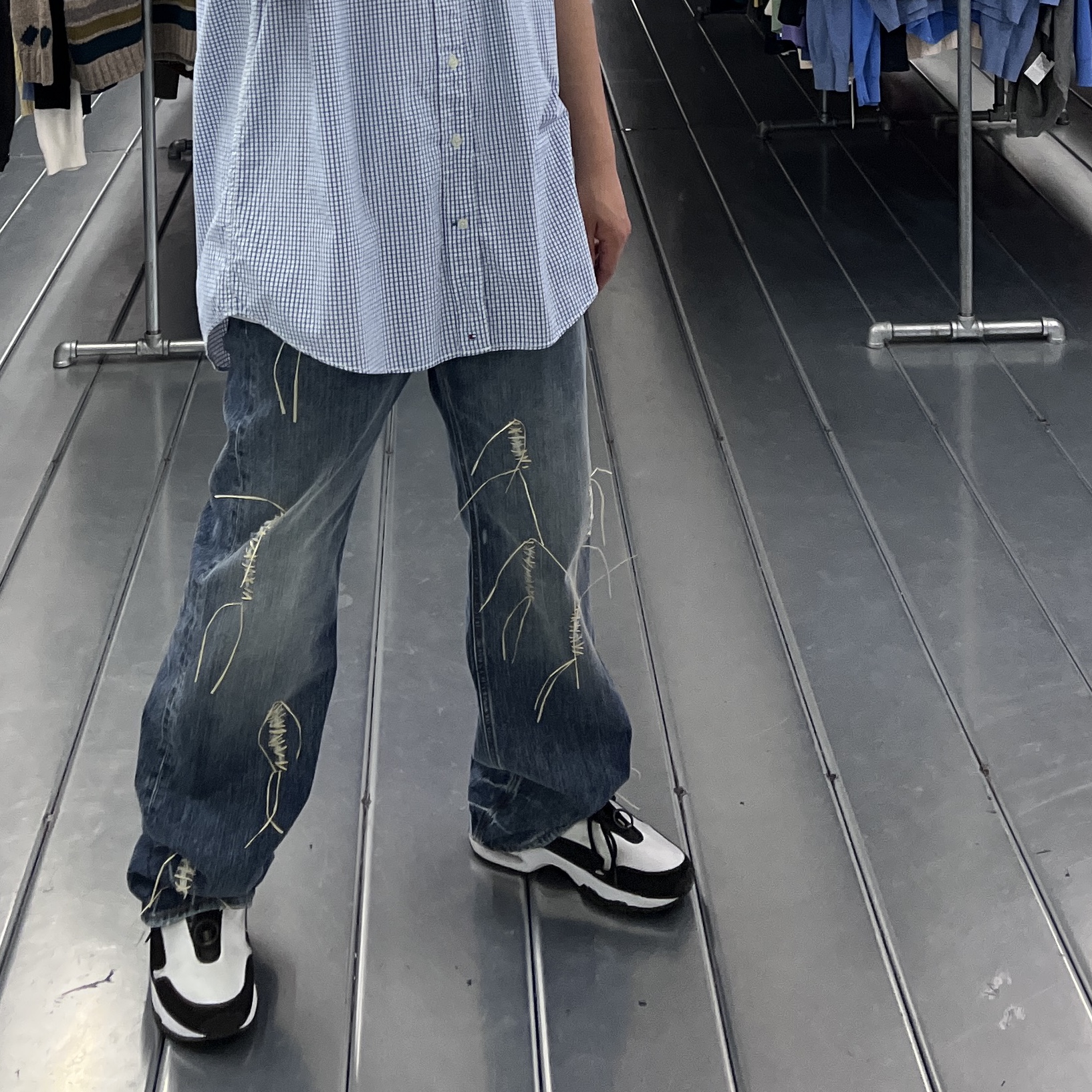 Jacquemus Le de Nimes Suno Bootcut Jeans Destroyed Blue 착용 스타일