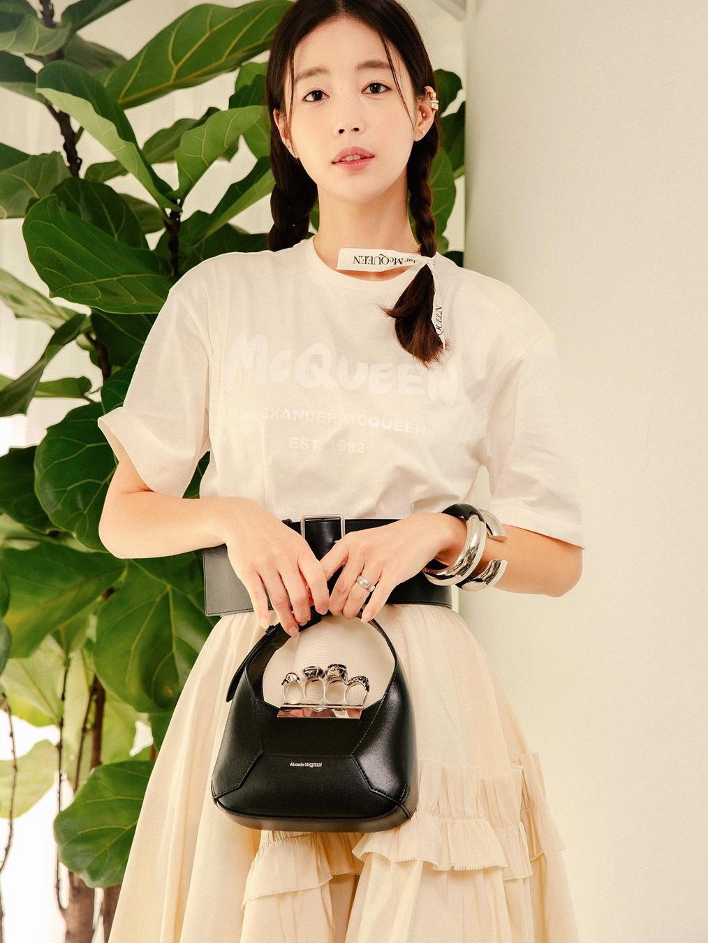 Alexander McQueen Jewelled Hobo Bag Black 착용 스타일