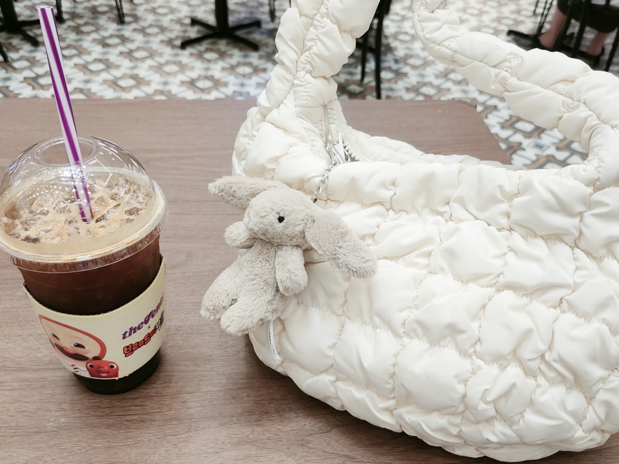COS Quilted Mini Bag Cream 착용 스타일
