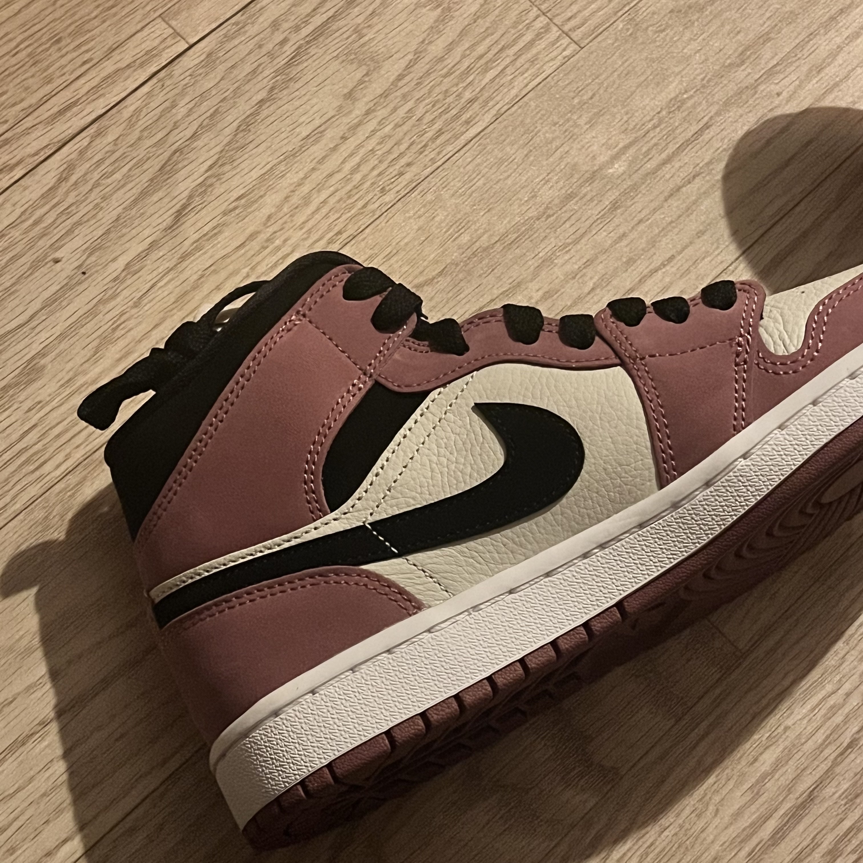 (W) Jordan 1 Mid SE Light Mulberry 착용 스타일 - 2