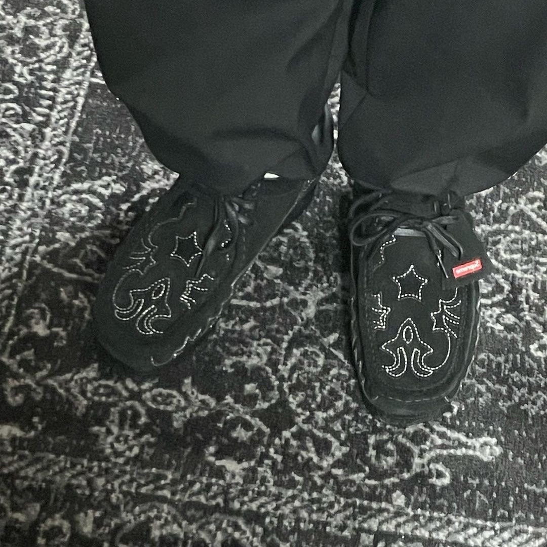 Clarks x Supreme Wallabee Black 착용 스타일 - 1
