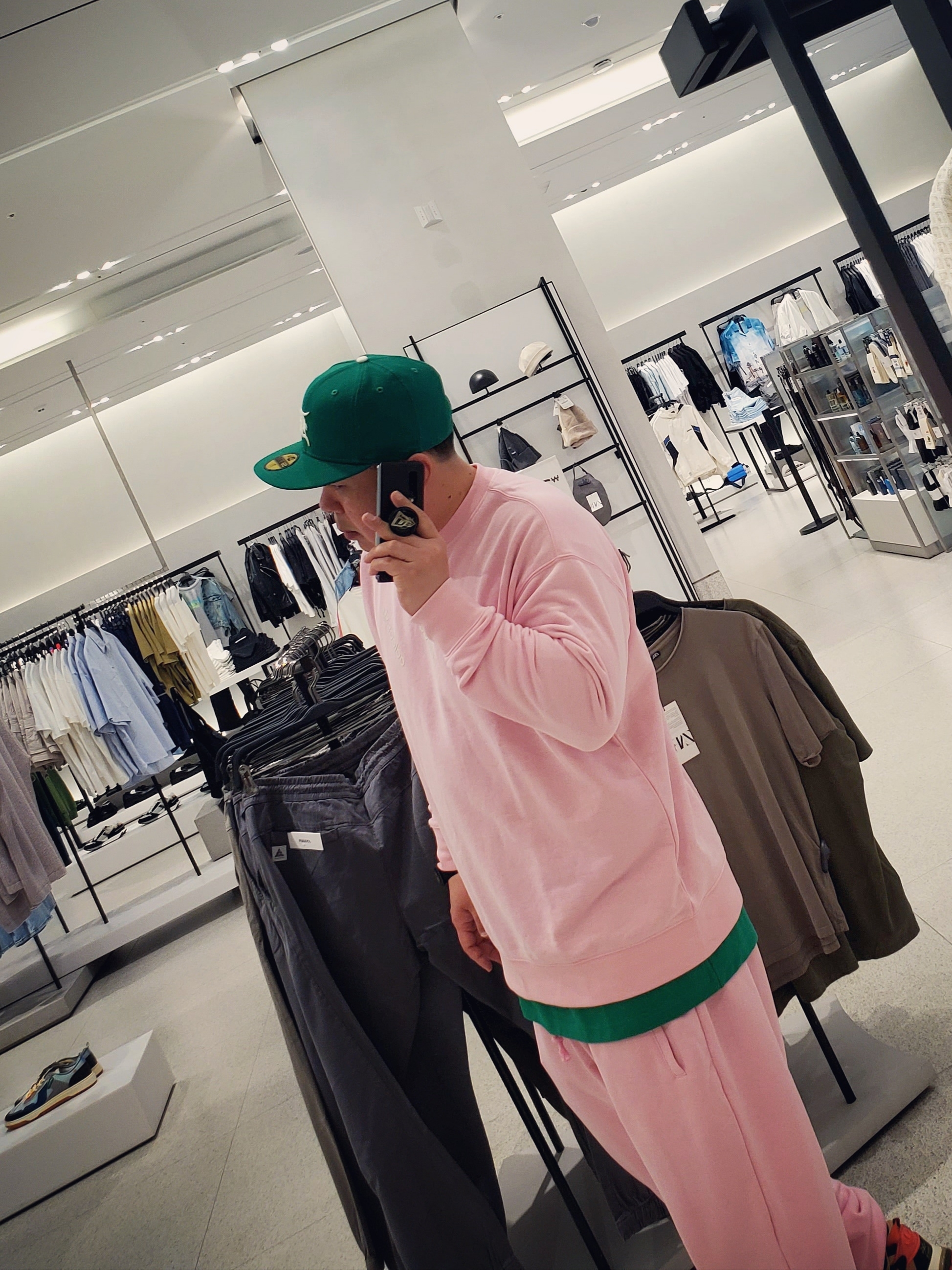 Essentials x New Era Sized Cap Kelly Green 착용 스타일