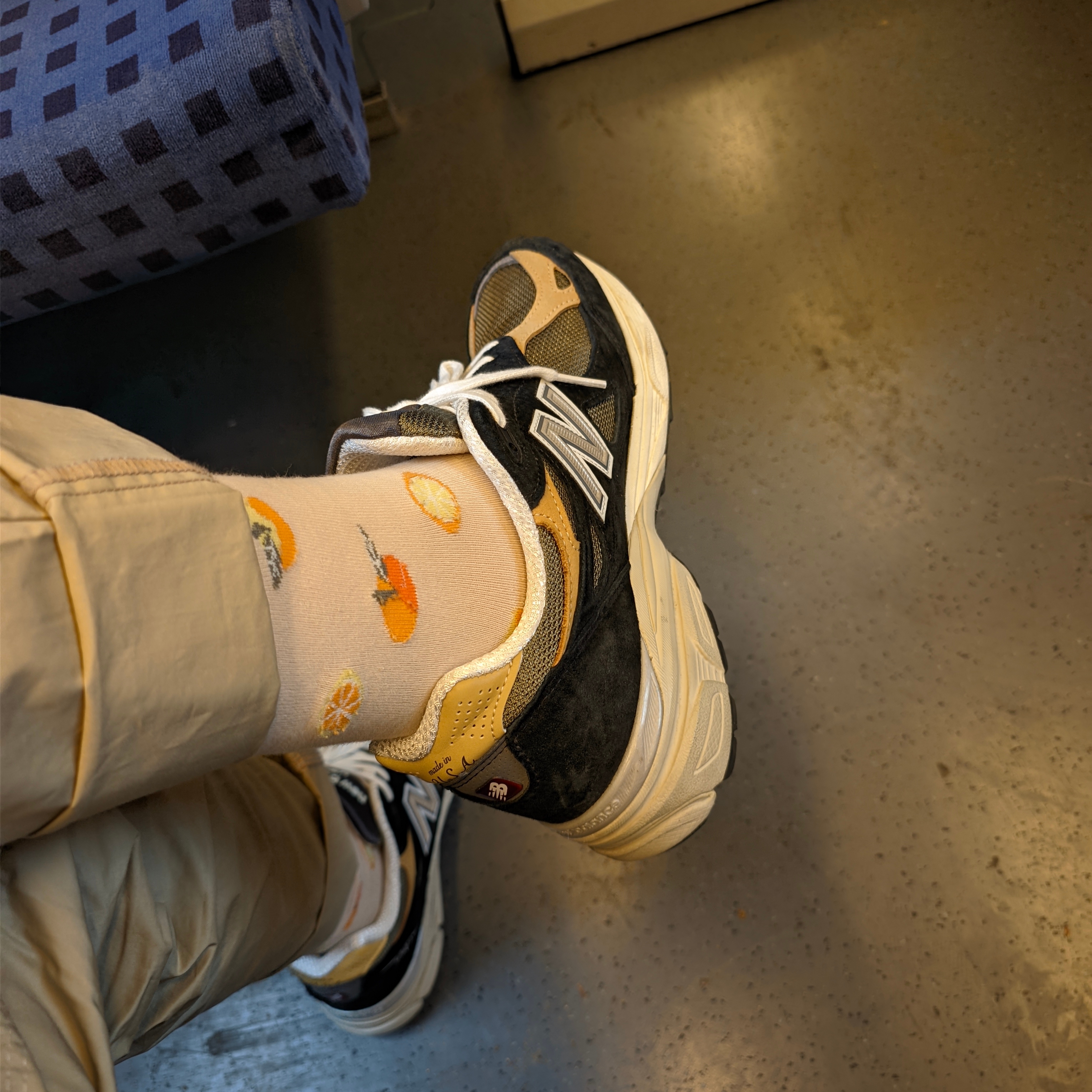 New Balance 990v3 Made in USA Black Tan 착용 스타일