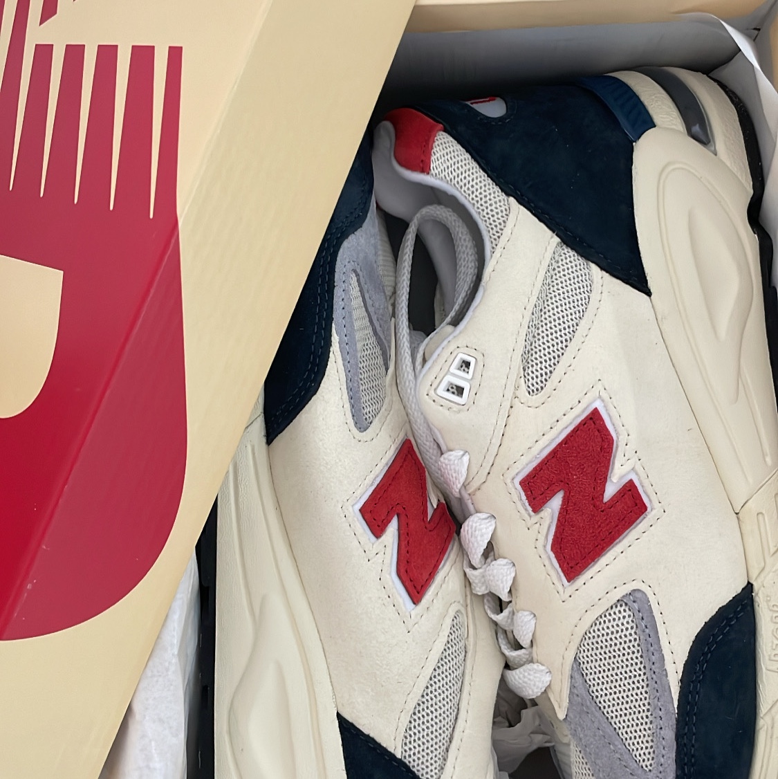 New Balance 990v2 Made in USA Navy Sea Salt 착용 스타일 - 1