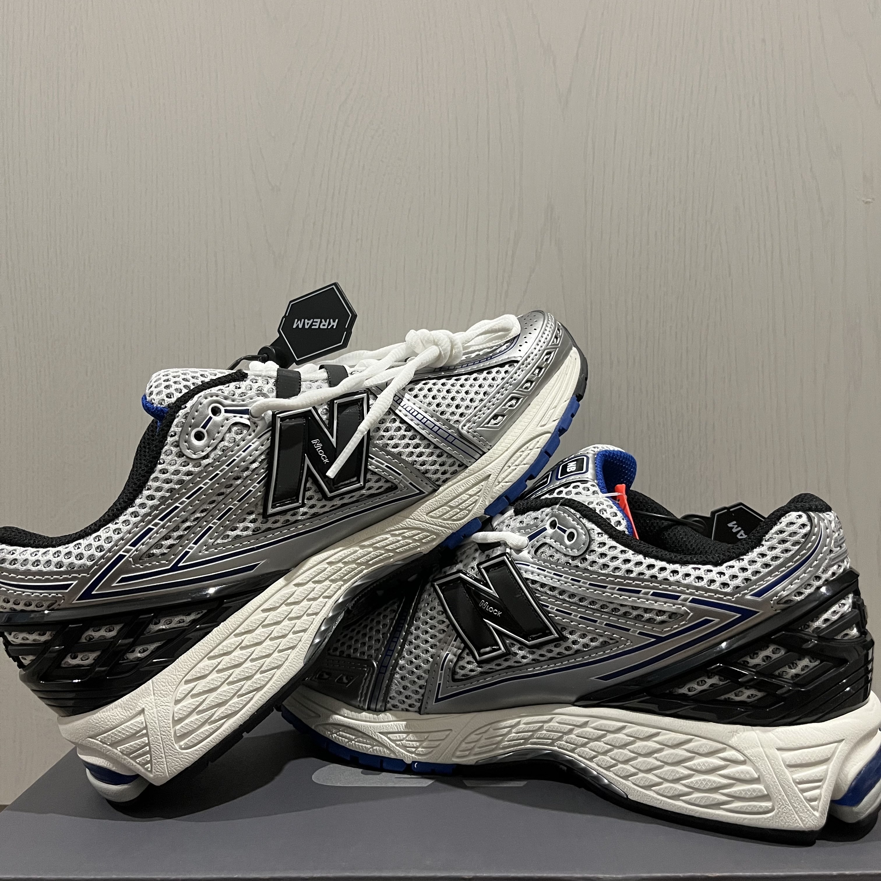 New Balance 1906R Silver Metallic 착용 스타일 - 1