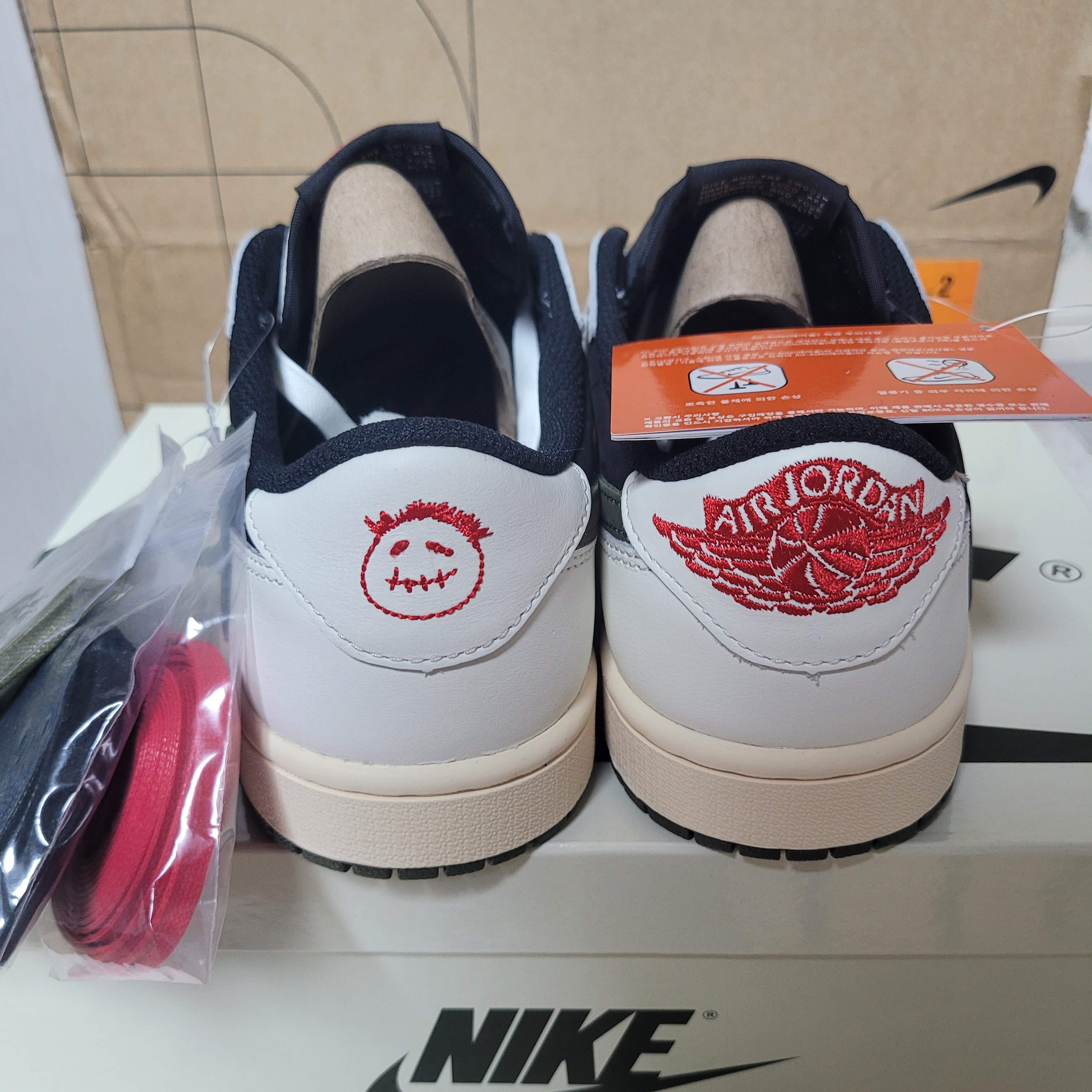 (W) Jordan 1 x Travis Scott Retro Low OG SP Medium Olive 착용 스타일 - 2