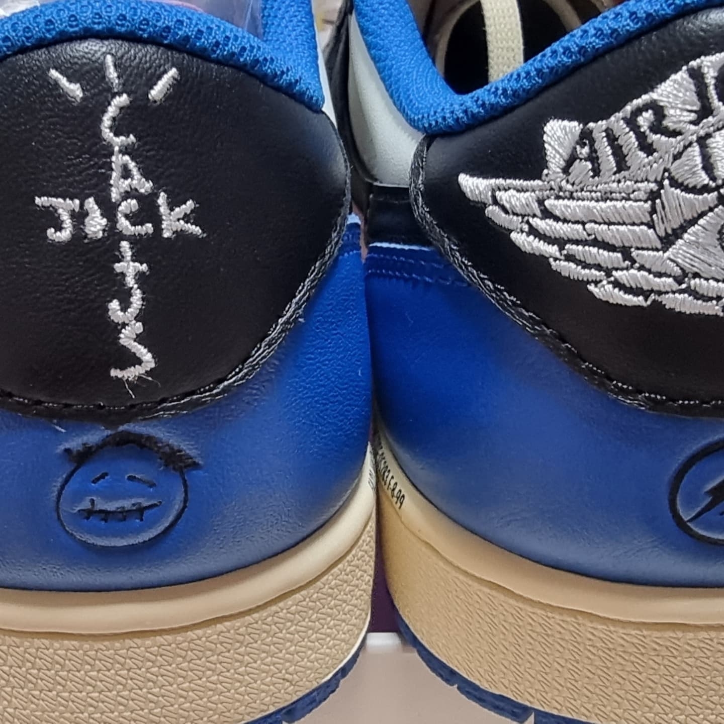 Jordan 1 x Travis Scott x Fragment Retro Low OG SP Military Blue 착용 스타일 - 5