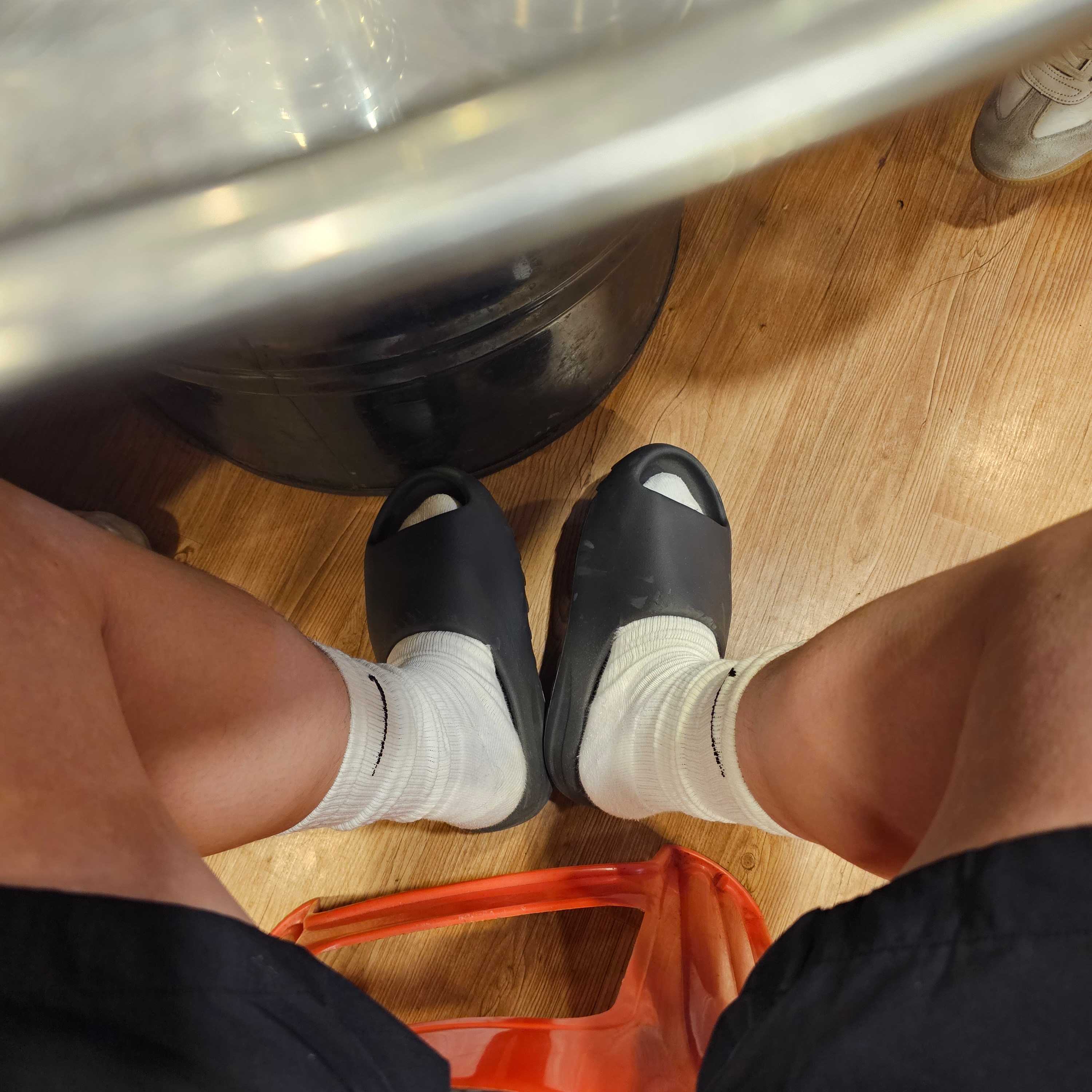 Adidas Yeezy Slide Onyx 착용 스타일