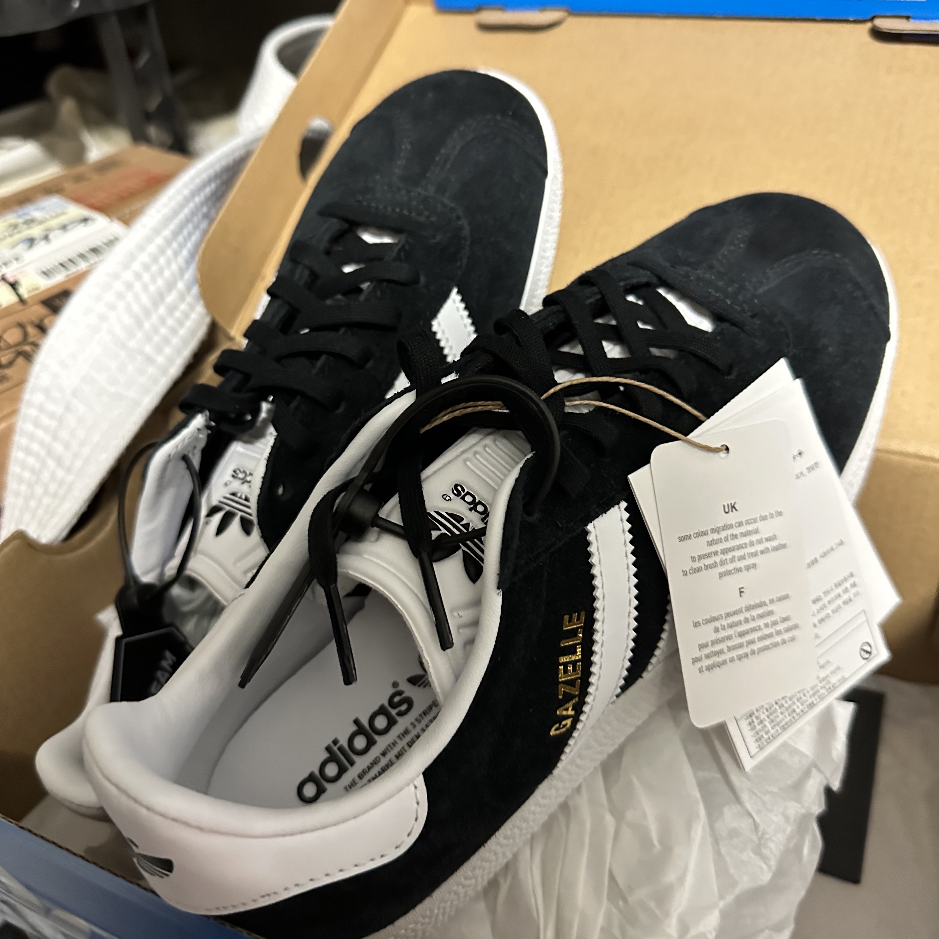 Adidas Gazelle Core Black White 착용 스타일 - 2