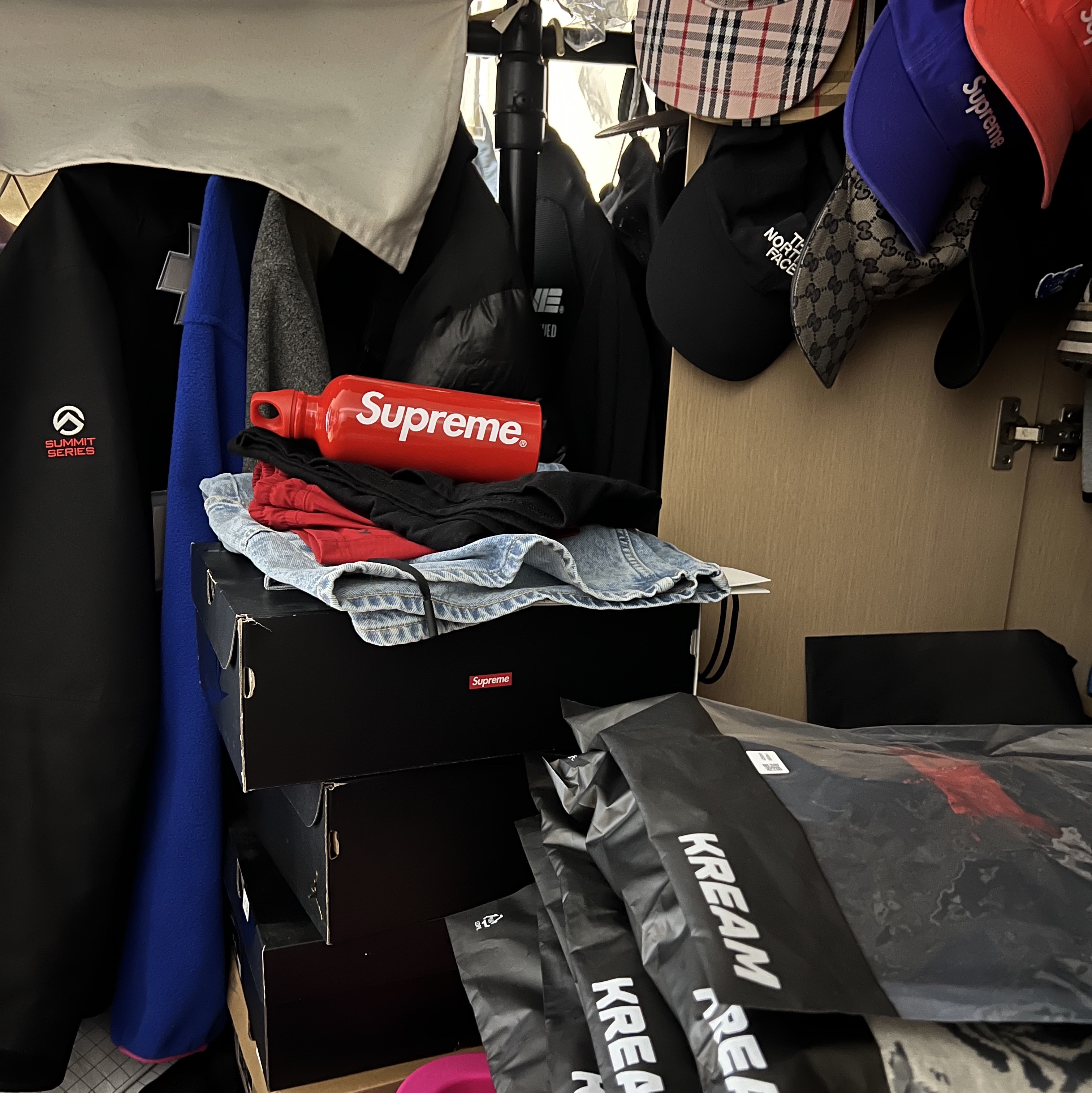 Supreme x Sigg Traveller 0.6L Water Bottle Red - 23SS 착용 스타일
