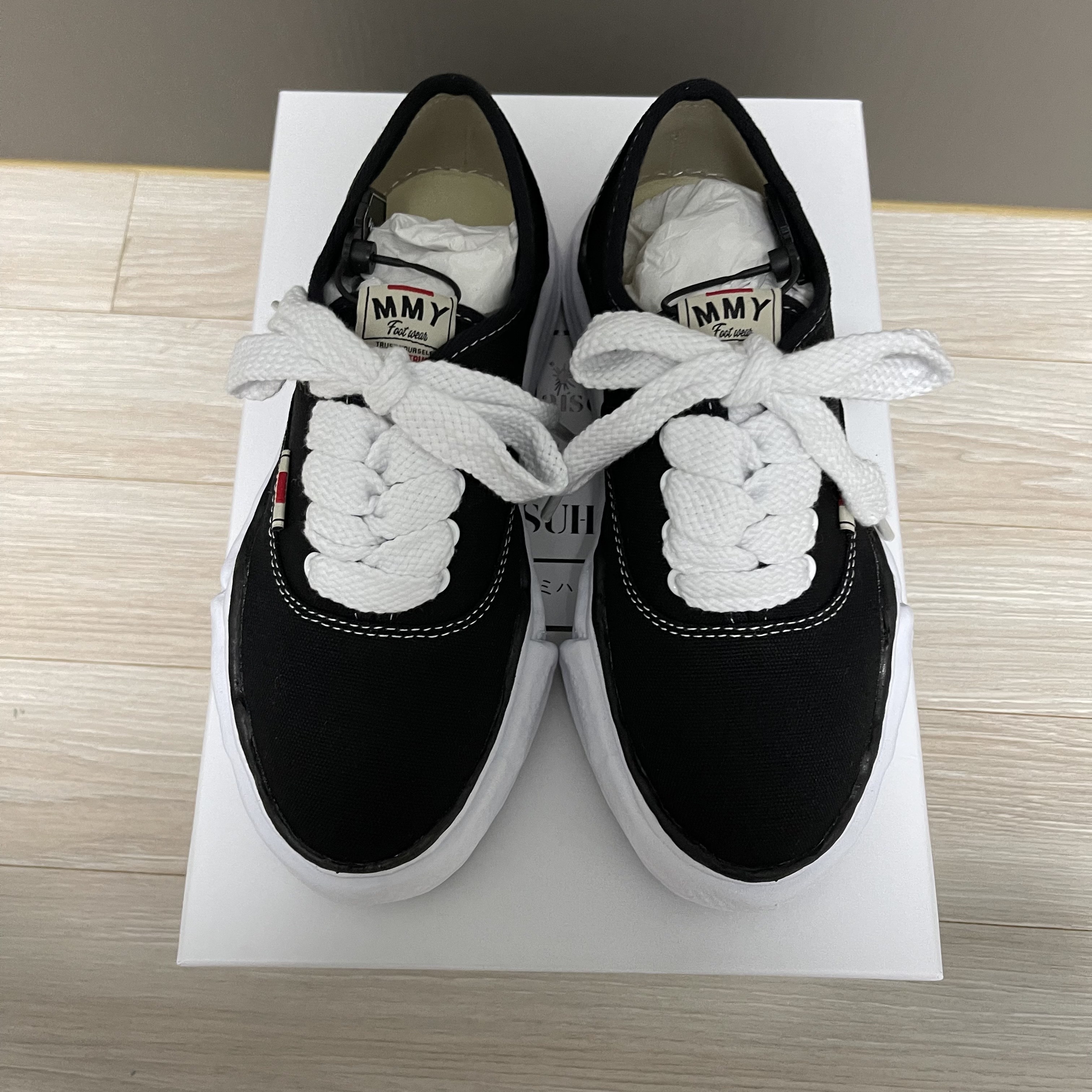 Maison Mihara Yasuhiro Baker OG Sole Canvas Low Cut Sneakers Black 착용 스타일 - 1