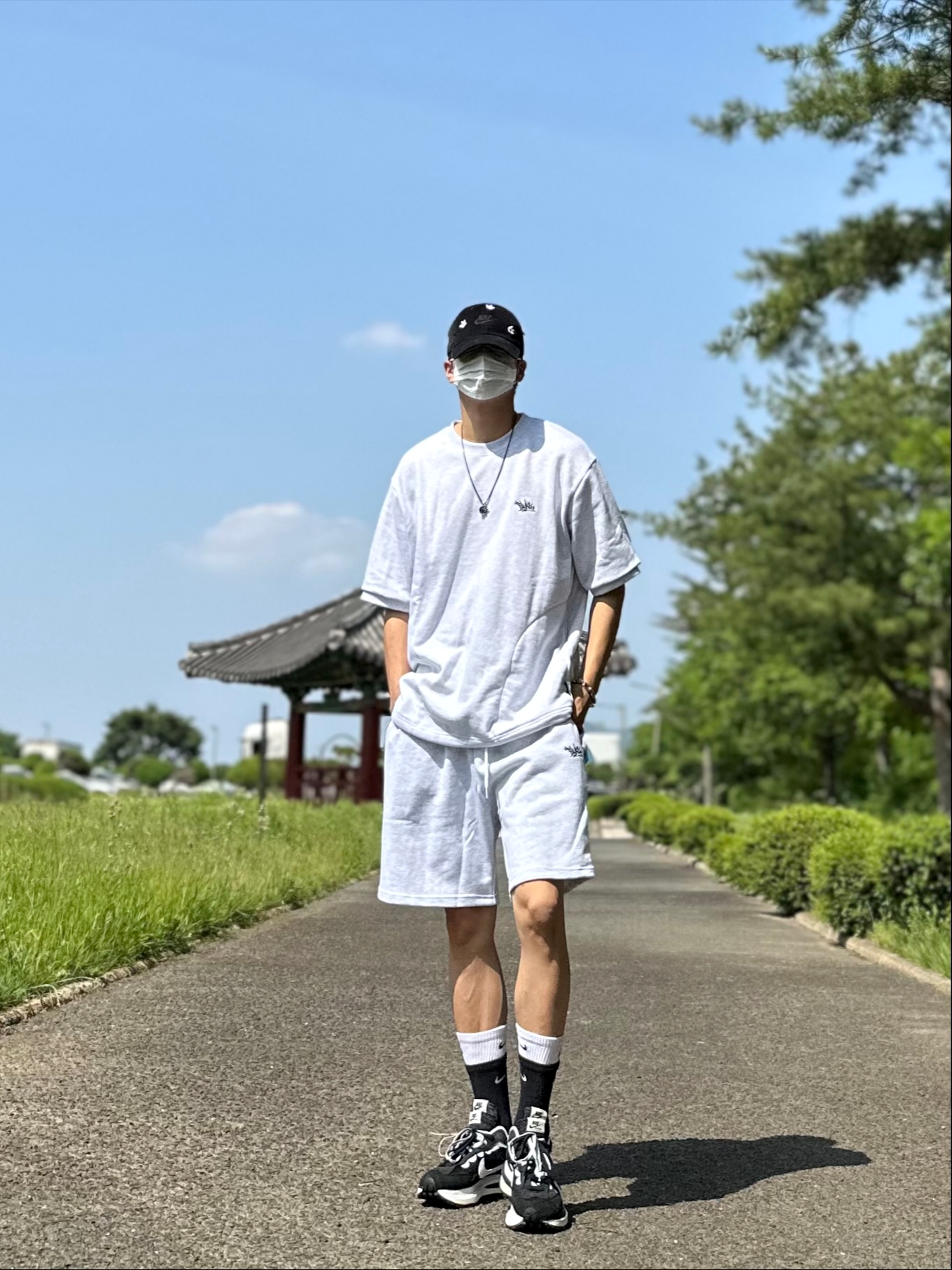 나이키 x 사카이 베이퍼와플 블랙 화이트 착용 스타일 - 2