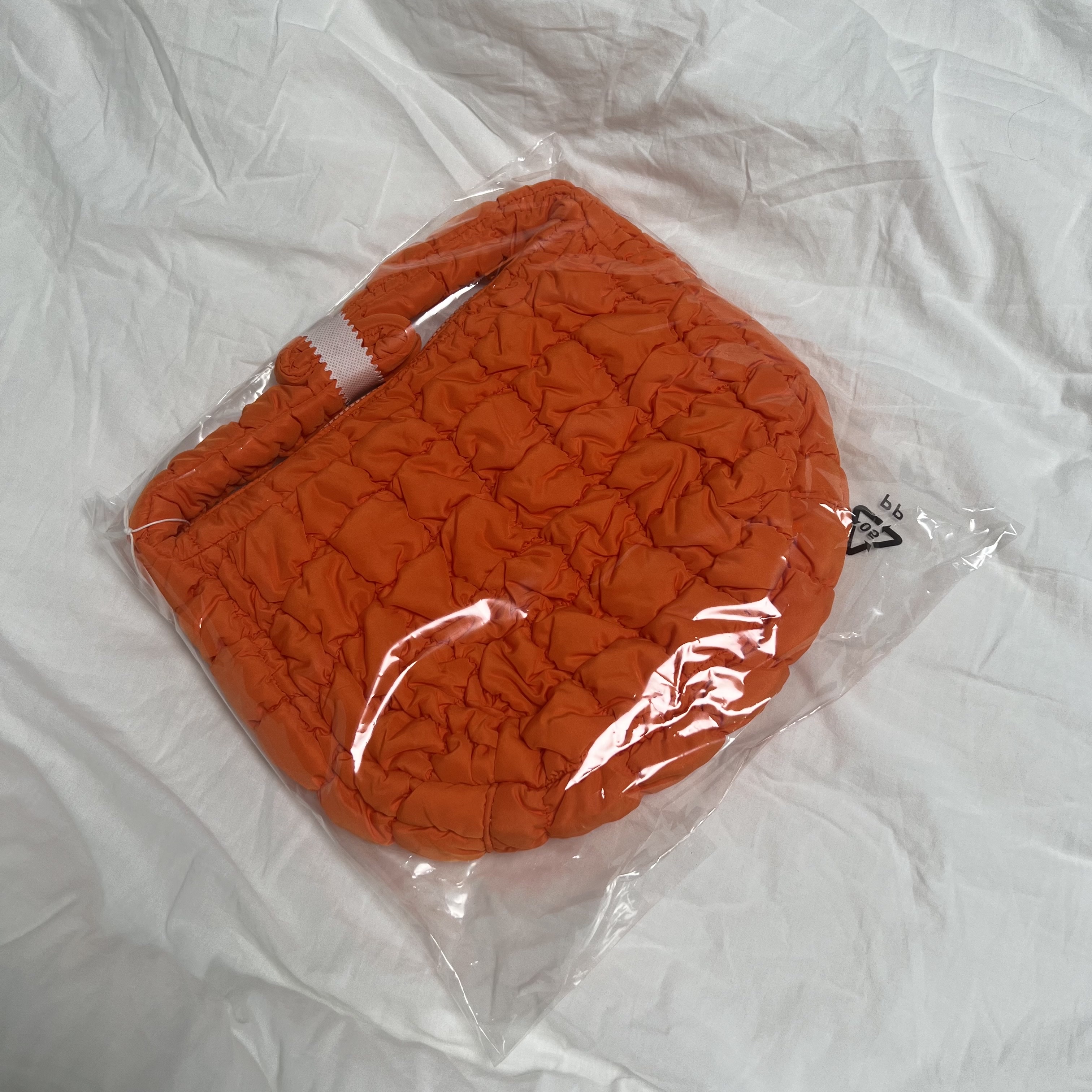 COS Quilted Mini Bag Bright Orange, COS Quilted Mini Bag Cream 착용 스타일 - 4