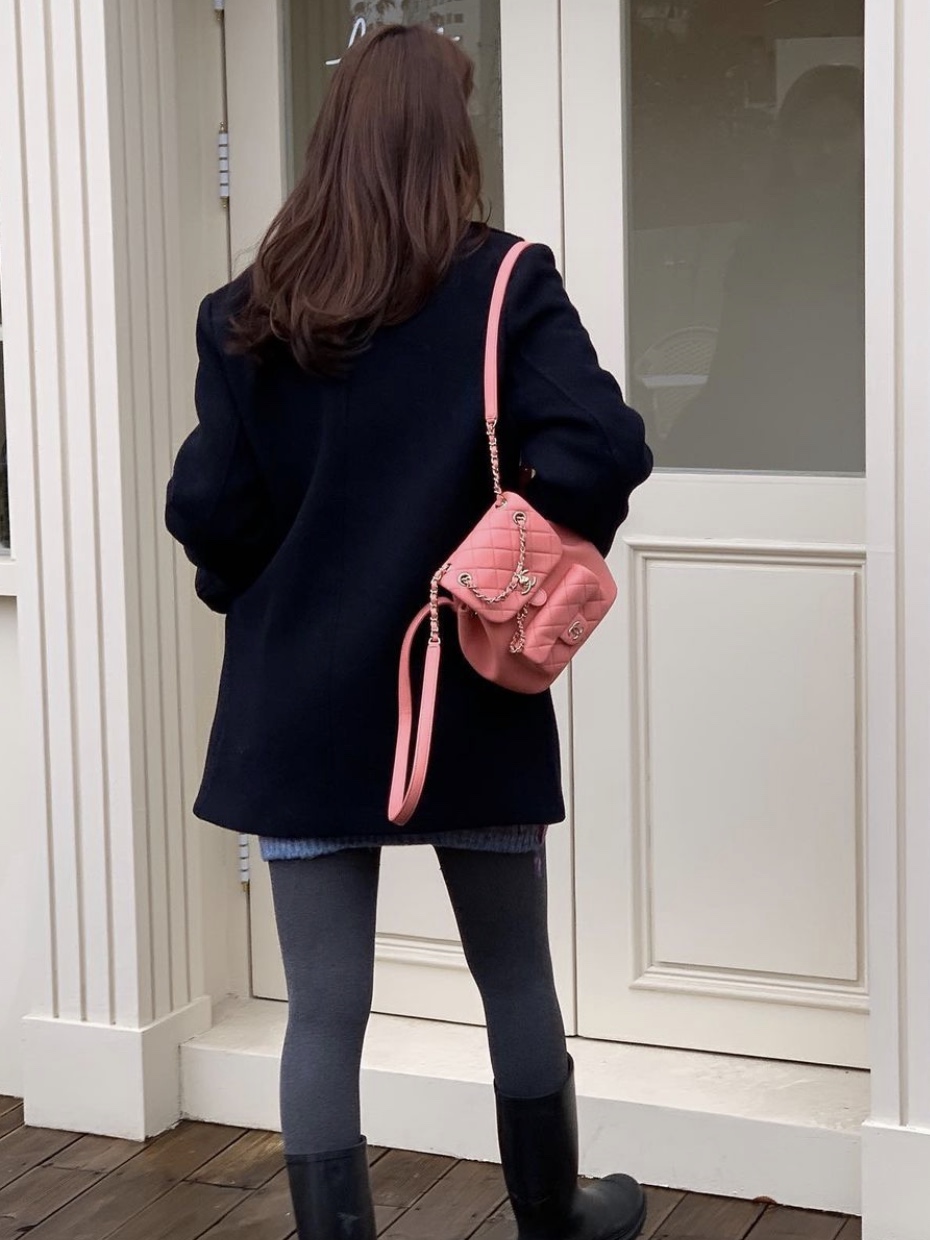 (W) Chanel Boots Caoutchouc & Black, Chanel Small Backpack Lambskin & Gold Pink 착용 스타일 - 2