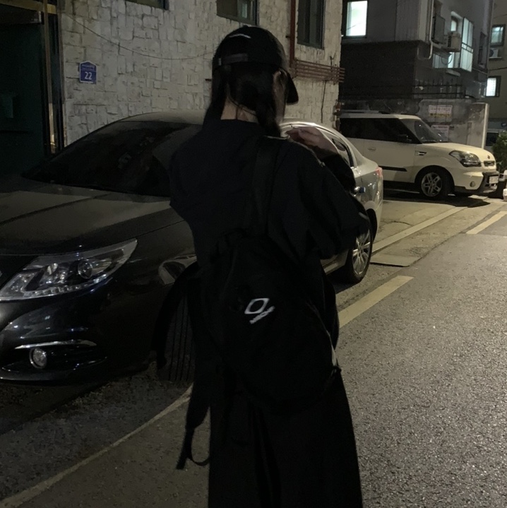 (W) Mischief SS Color Blocked Windbreaker Black 착용 스타일 - 3