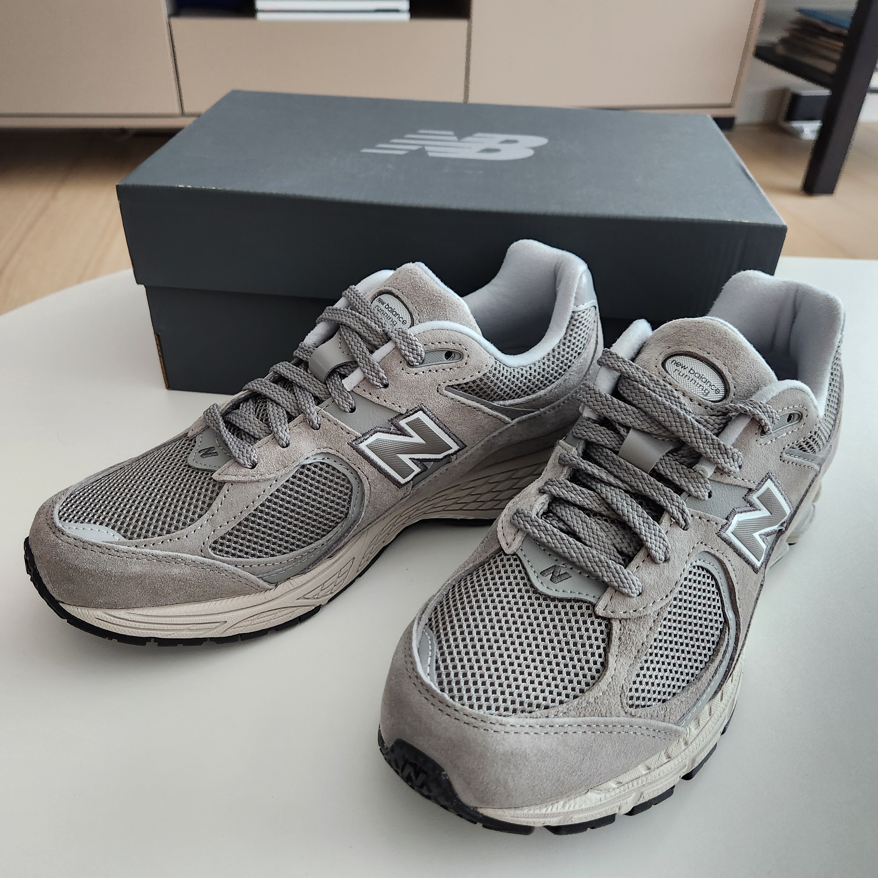 New Balance 2002R Grey 착용 스타일 - 2