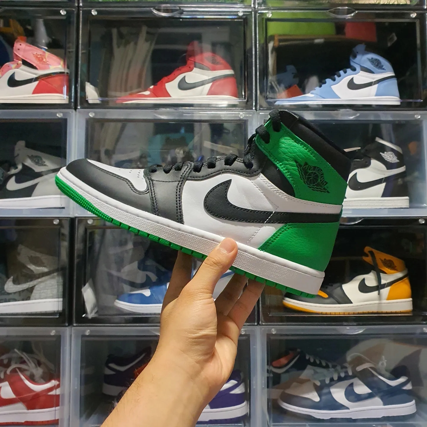 Jordan 1 Retro High OG Black and Lucky Green 착용 스타일 - 1