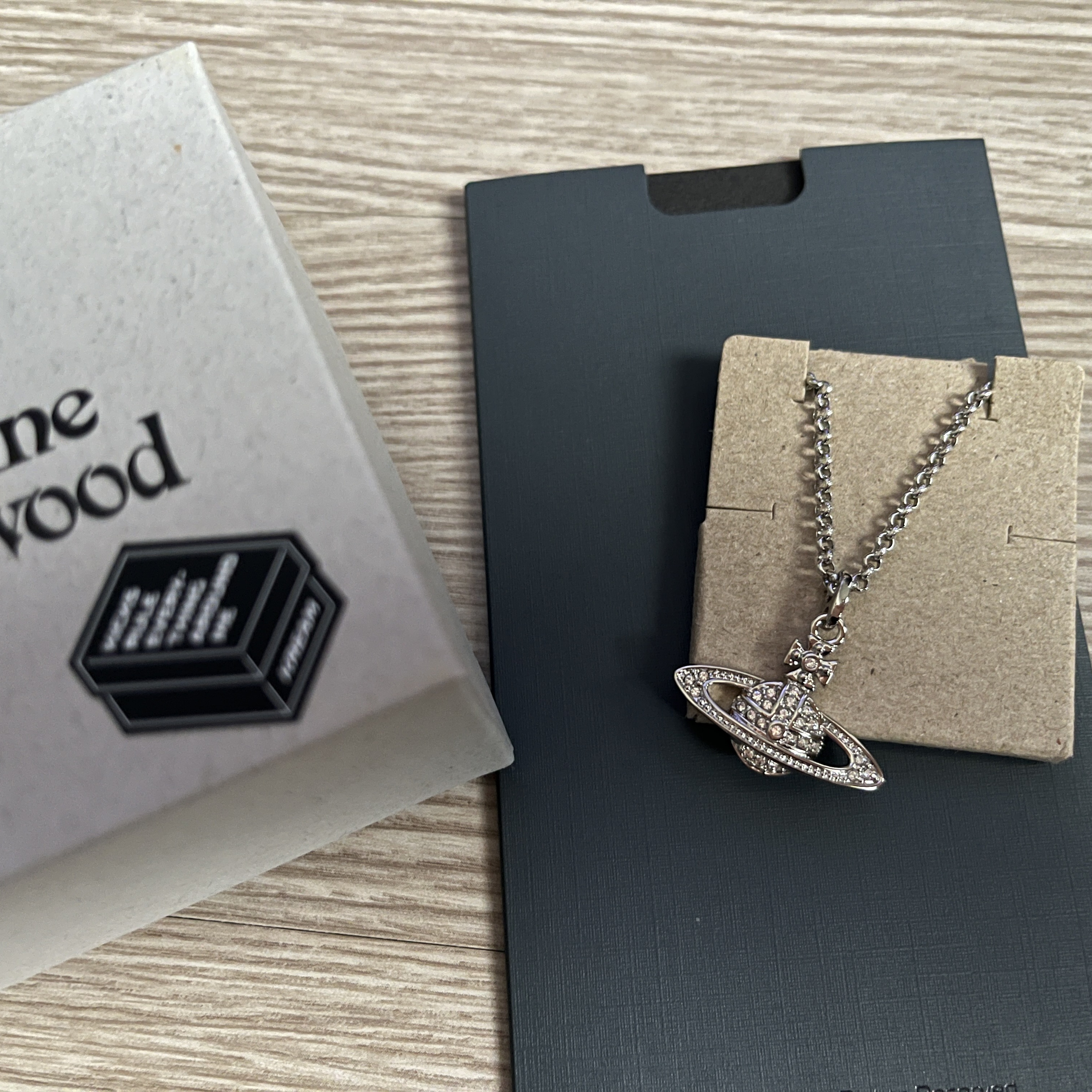 Vivienne Westwood Mini Bas Relief Pendant Silver 착용 스타일