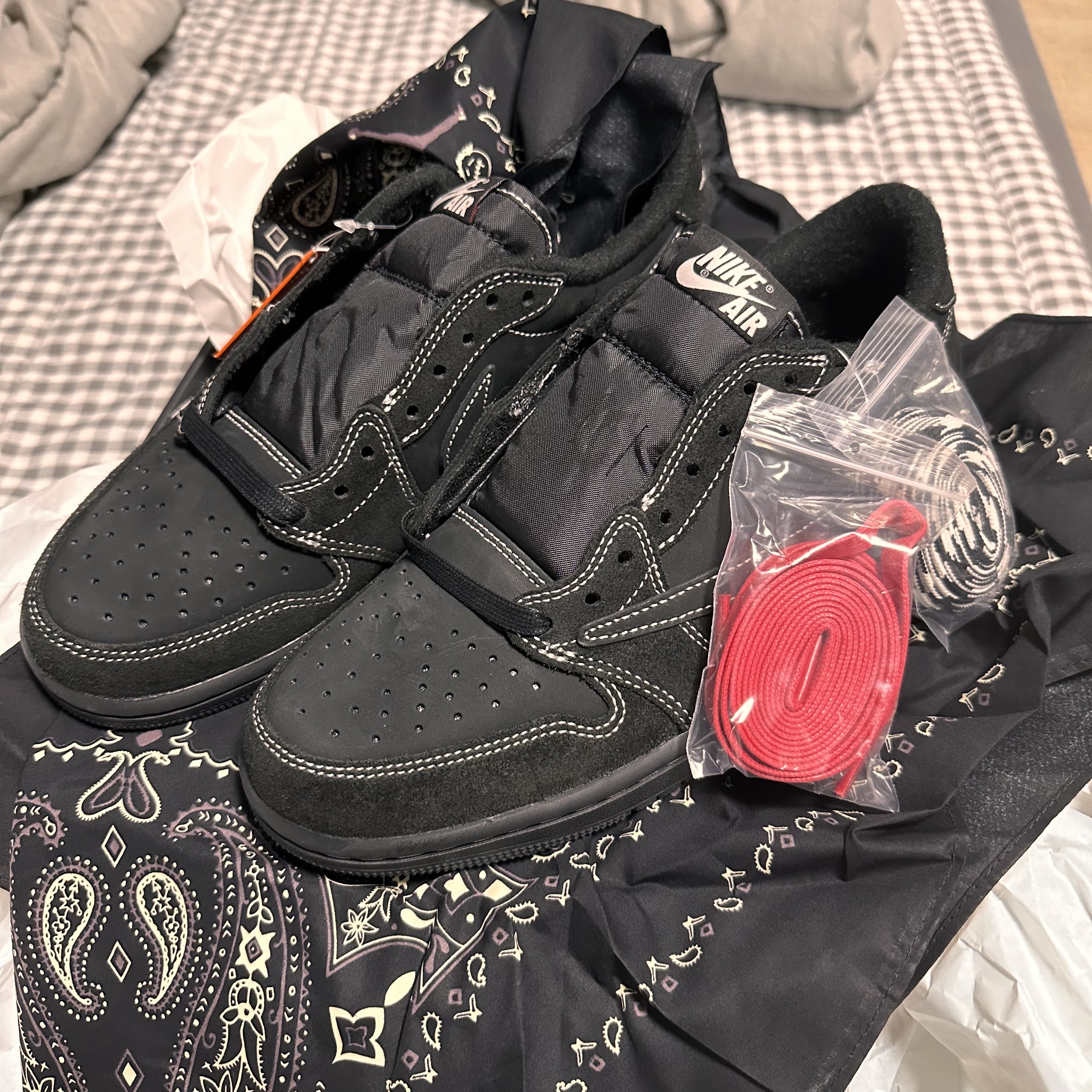Jordan 1 x Travis Scott Retro Low OG SP Black Phantom 착용 스타일 - 5
