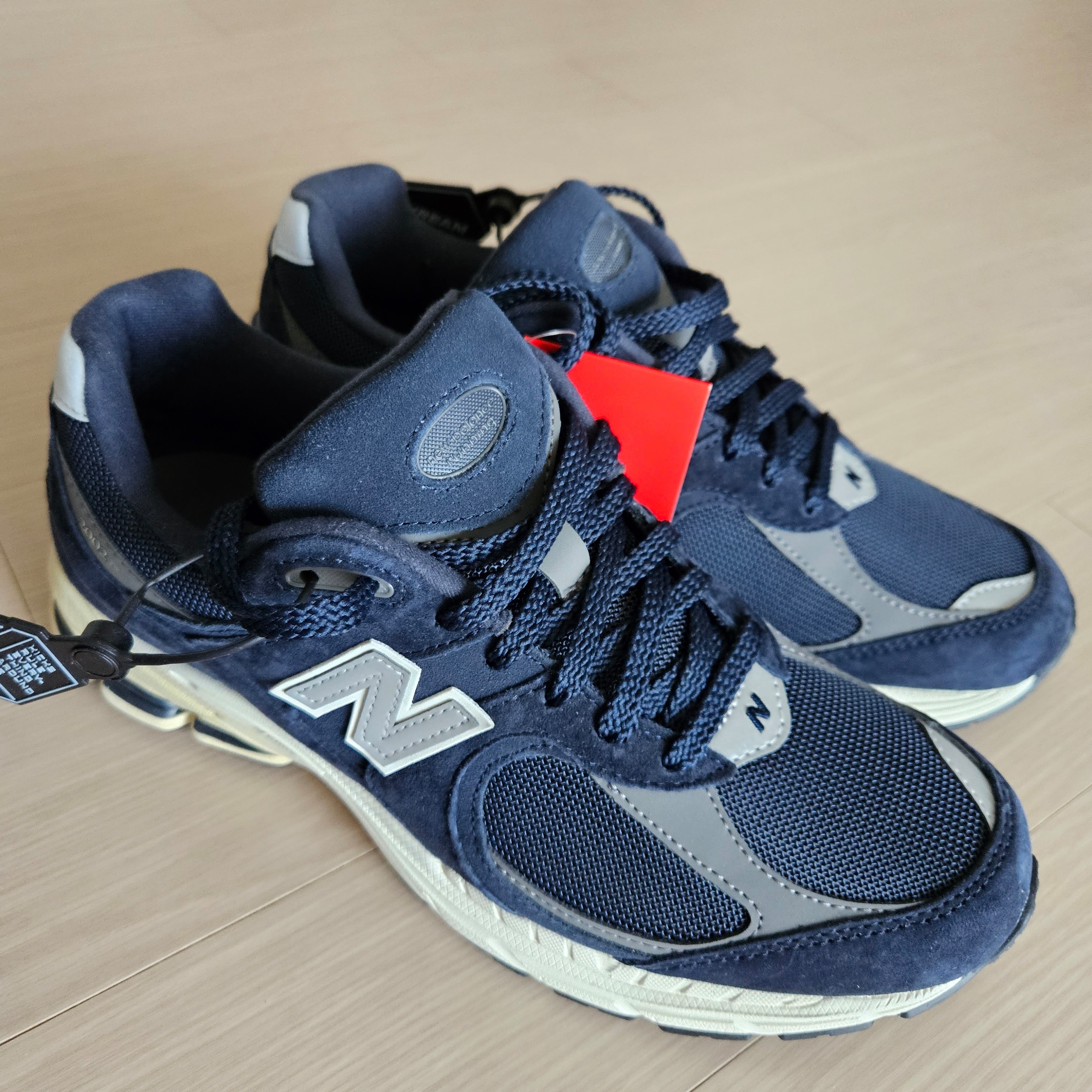 New Balance 2002R Eclipse Castlerock 착용 스타일