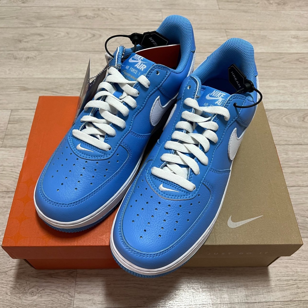 Nike Air Force 1 Low Retro Color of the Month University Blue 착용 스타일
