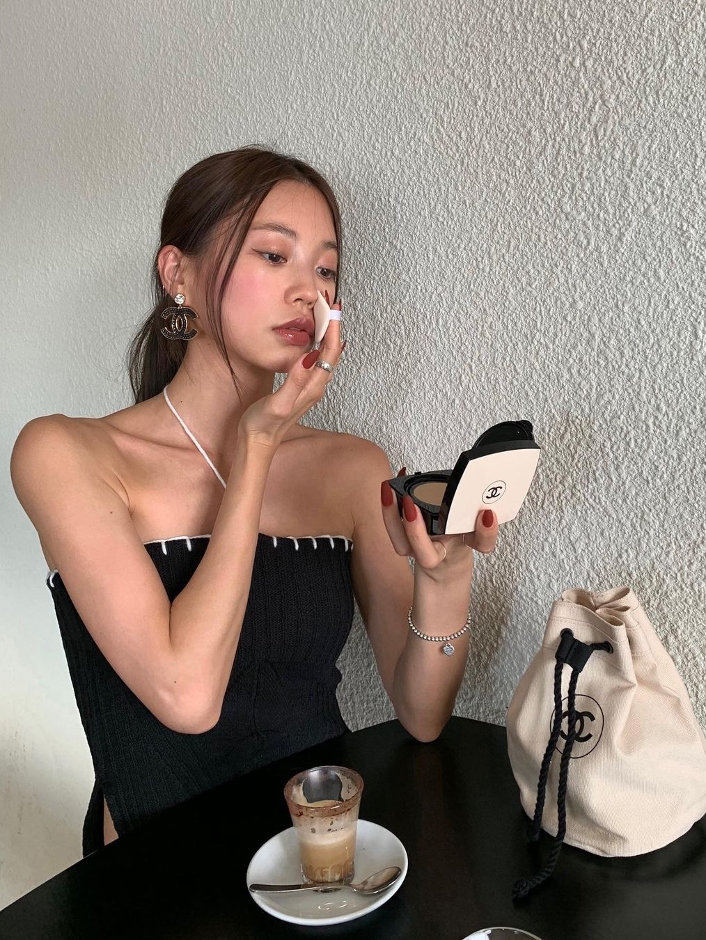 Chanel Les Beige Healthy Glow Gel Touch Cushion Foundation SPF40 B40 착용 스타일