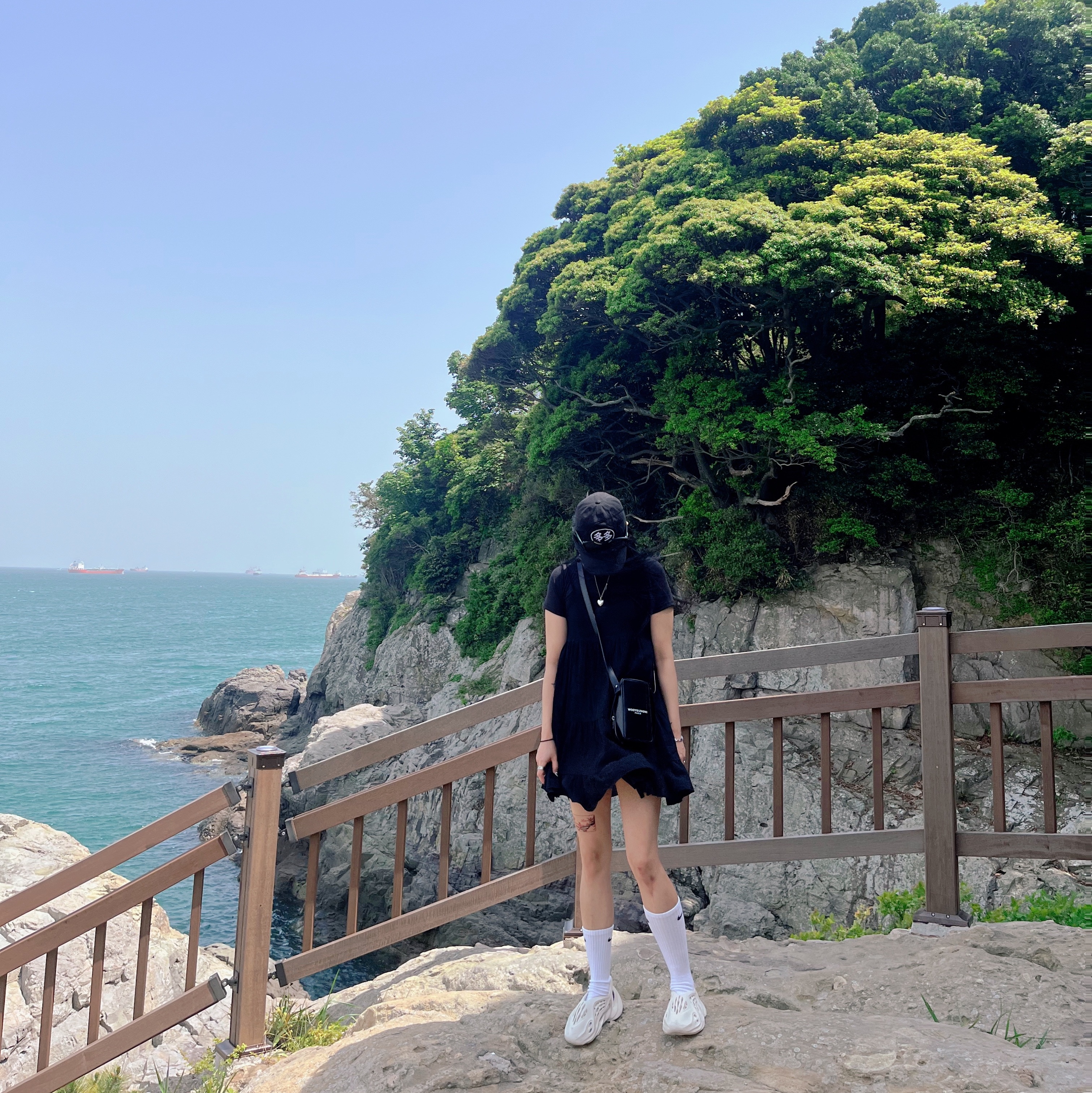 Wooyoungmi Mini Shoulder Bag Black, Adidas Yeezy Foam RNNR Sand 착용 스타일