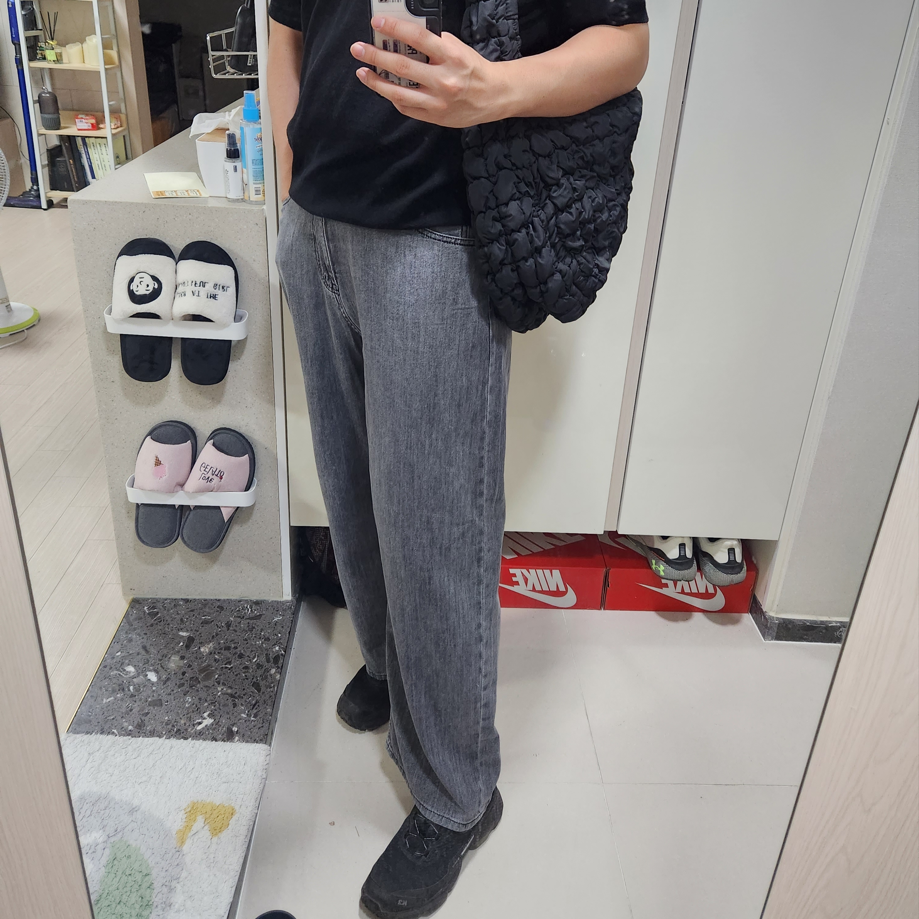 COS Quilted Oversized Shoulder Bag Black 착용 스타일