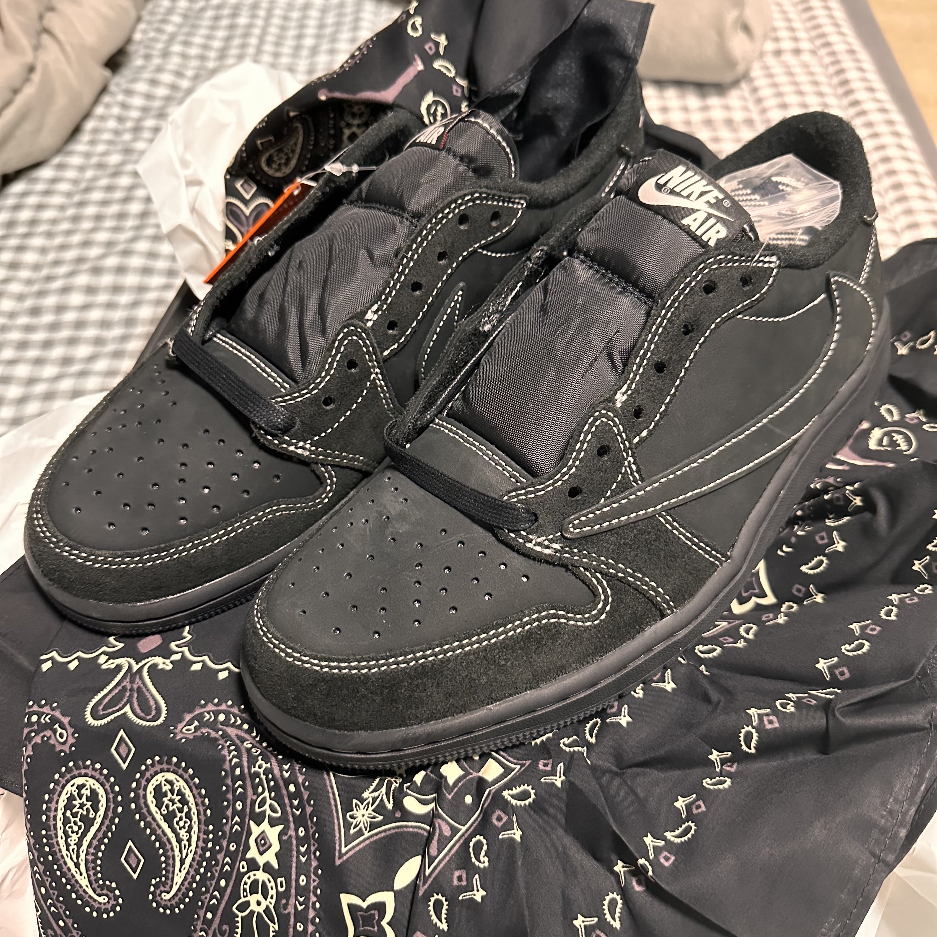 Jordan 1 x Travis Scott Retro Low OG SP Black Phantom 착용 스타일 - 4