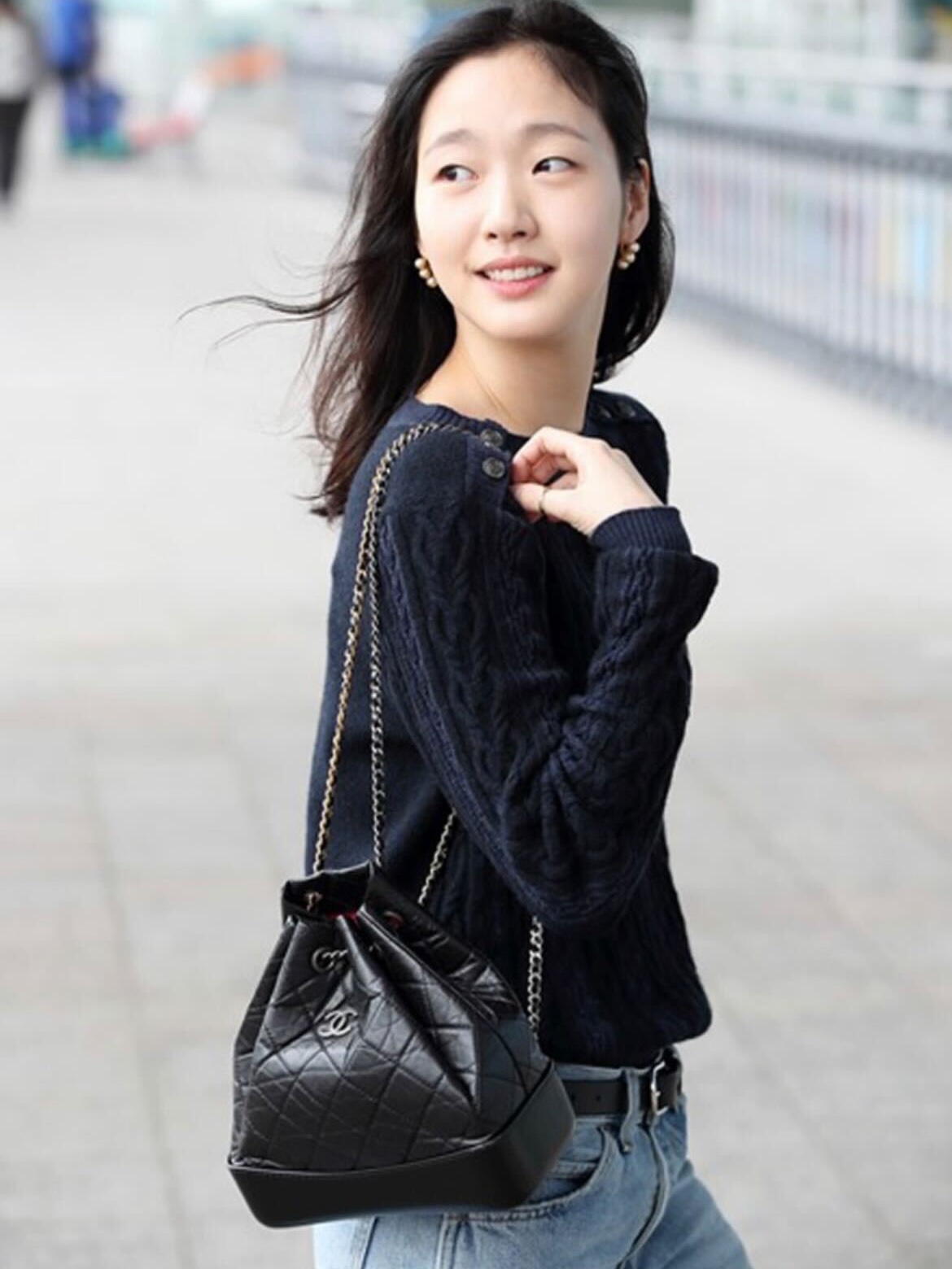 Chanel Small Gabrielle Backpack Aged Calfskin & Gold Silver Black 착용 스타일