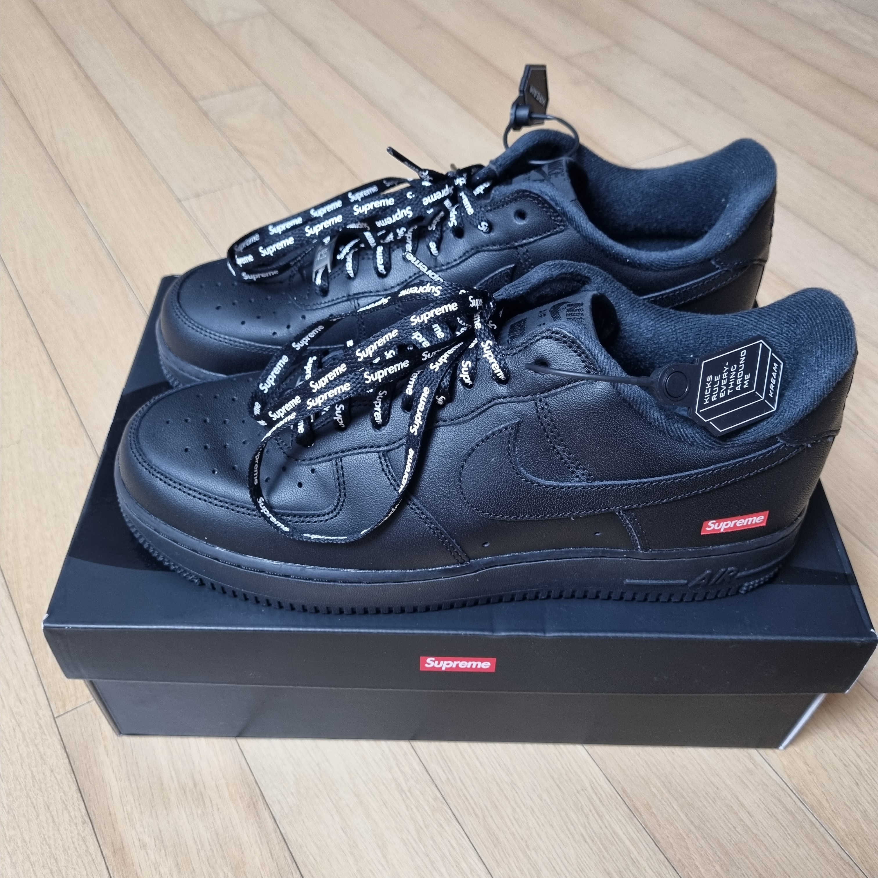 Nike x Supreme Air Force 1 Low Black, Nike x Supreme Air Force 1 Low Flax 착용 스타일 - 1