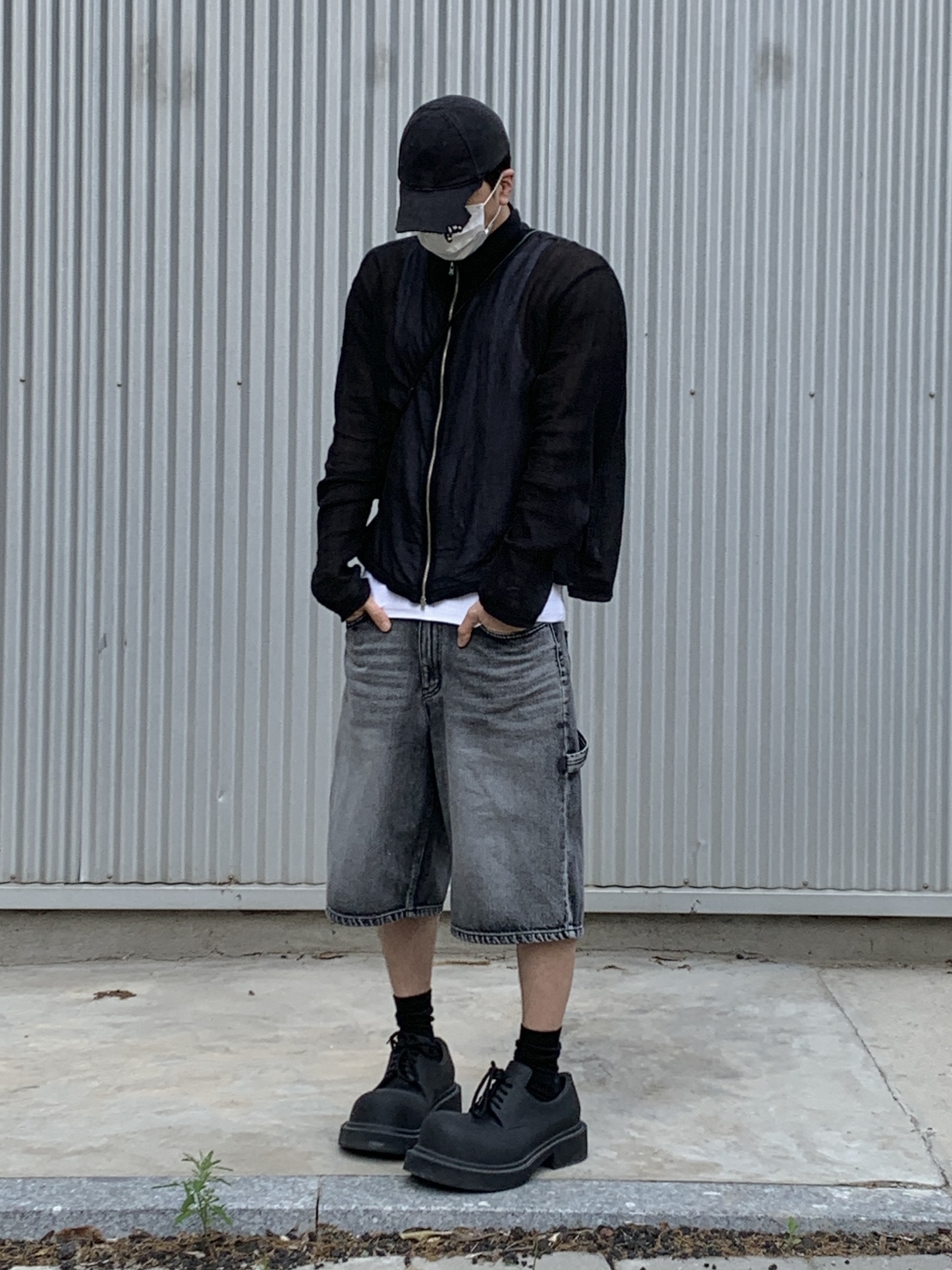 Balenciaga Heavy Piercing Cap Faded Black, Our Legacy Shrunken Full zip Polo Rayon Plait Black 착용 스타일 - 1
