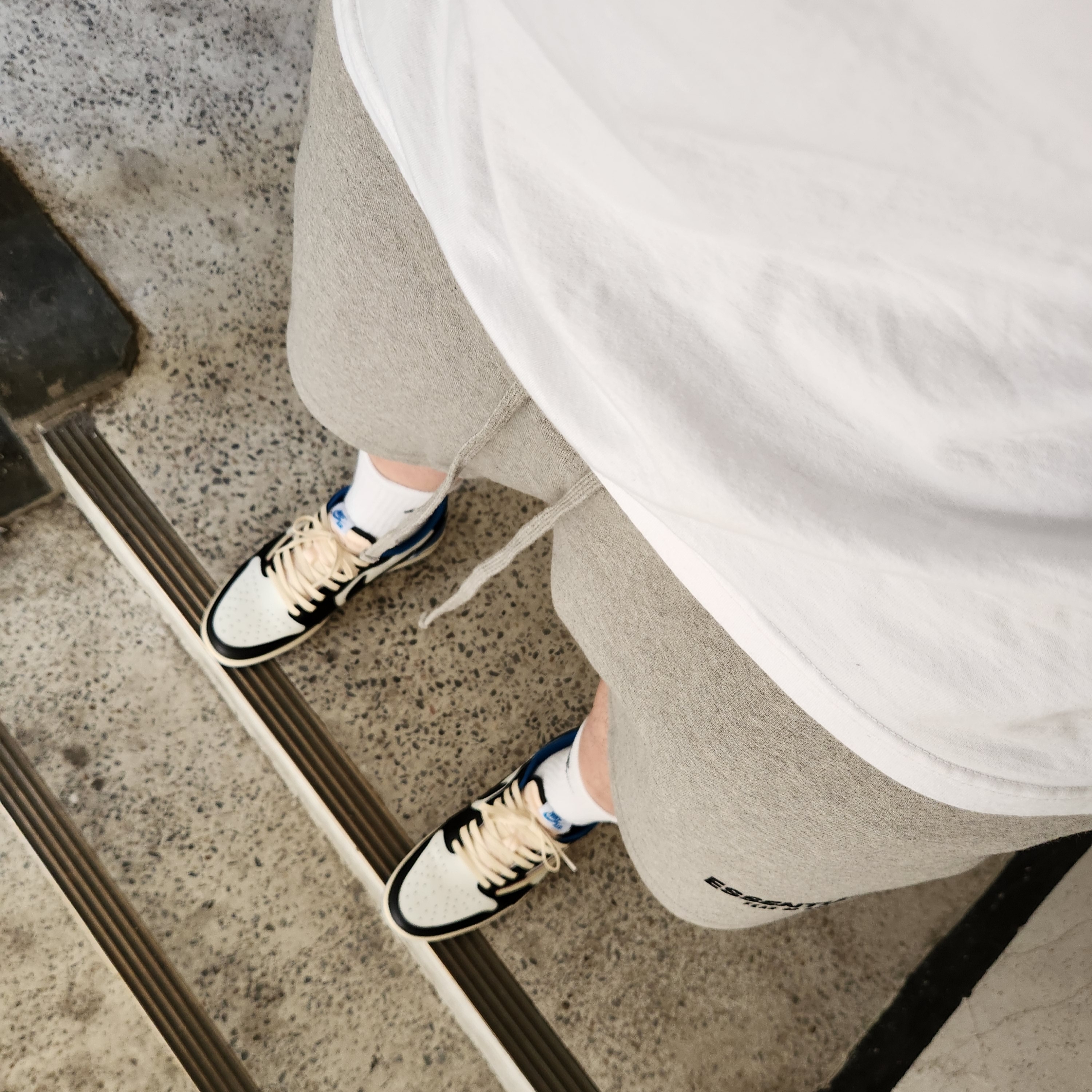 Jordan 1 x Travis Scott x Fragment Retro Low OG SP Military Blue, Essentials The Core Collection Sweatshorts Dark Oatmeal 착용 스타일