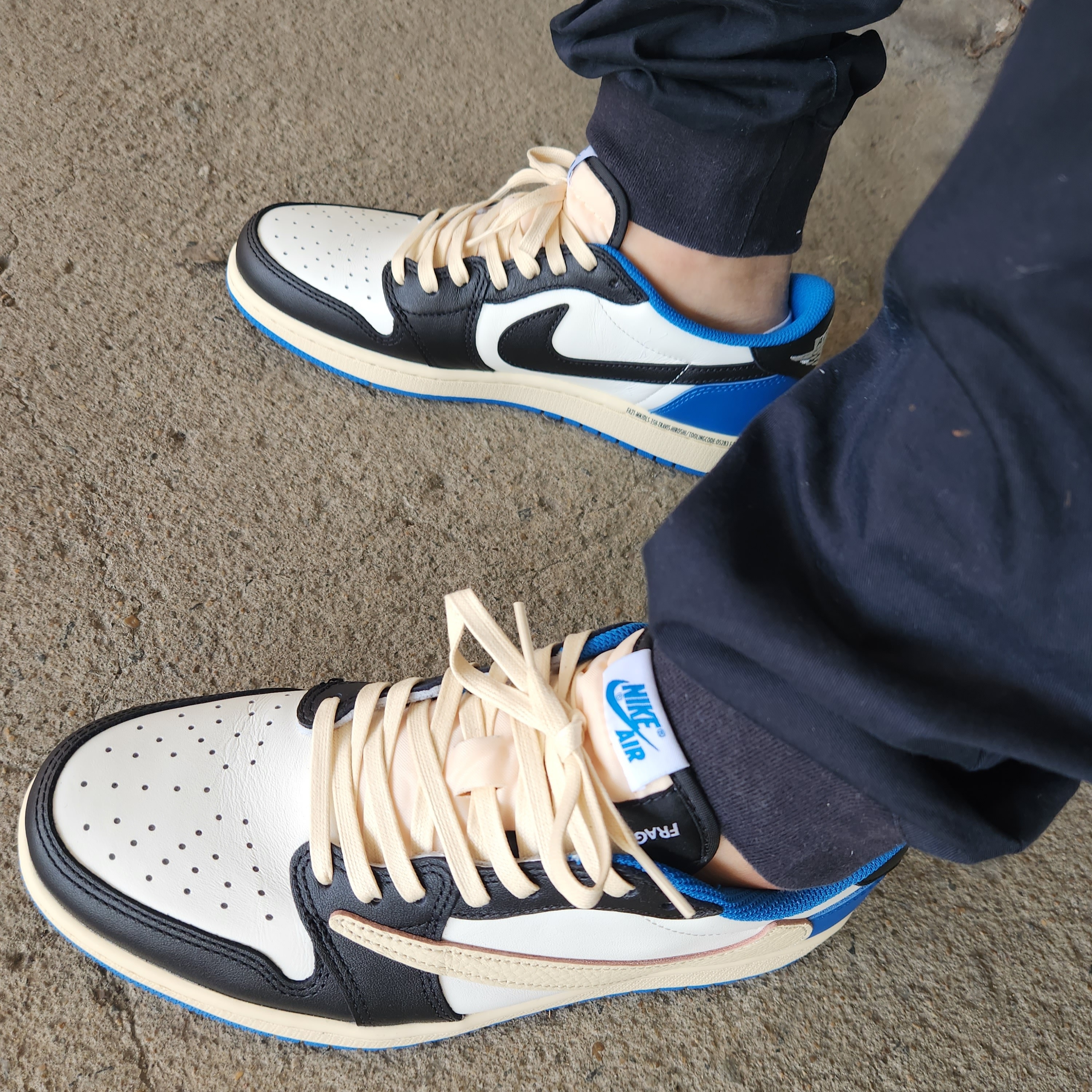 Jordan 1 x Travis Scott x Fragment Retro Low OG SP Military Blue 착용 스타일 - 3