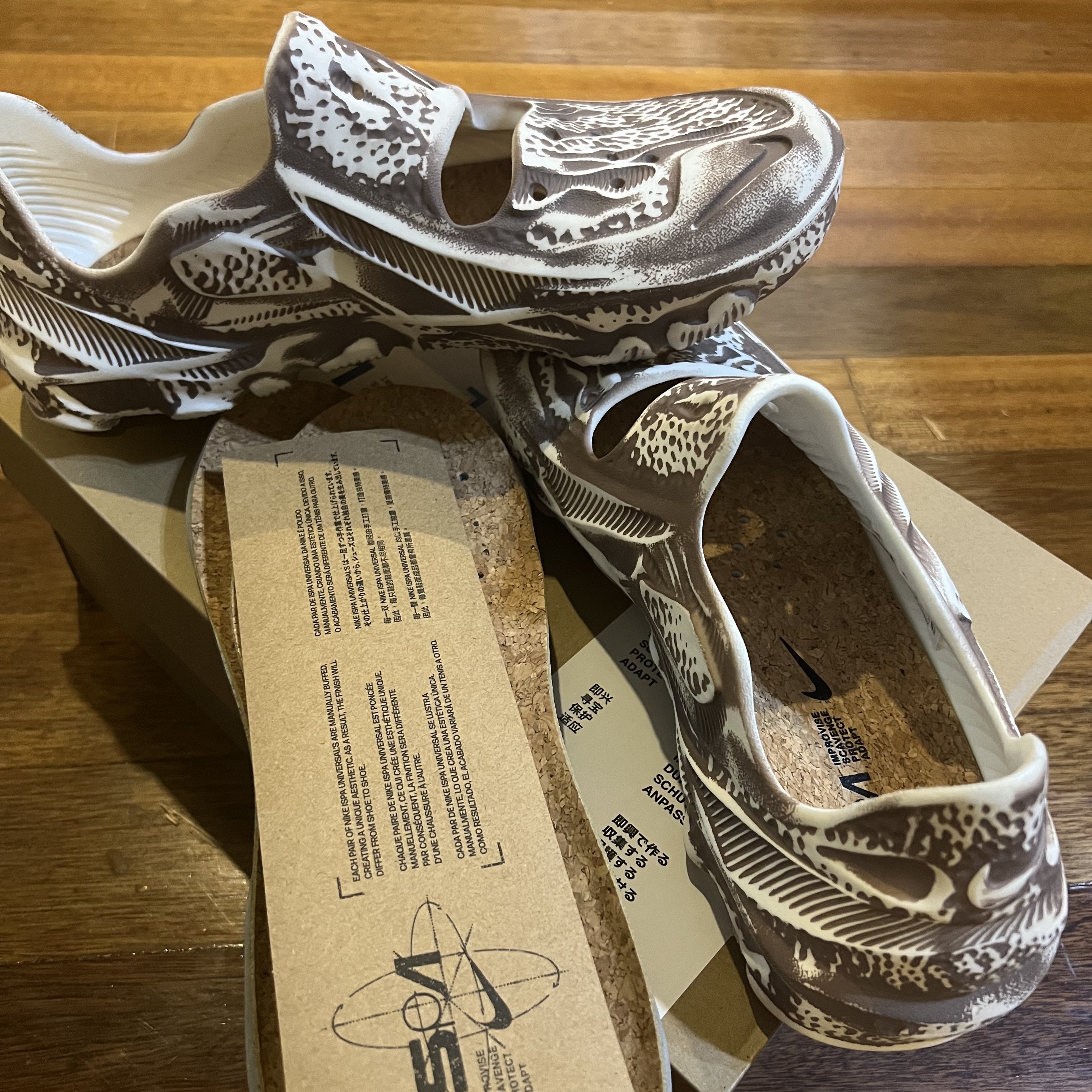 Nike ISPA Universal Natural and Desert Dust 착용 스타일 - 2