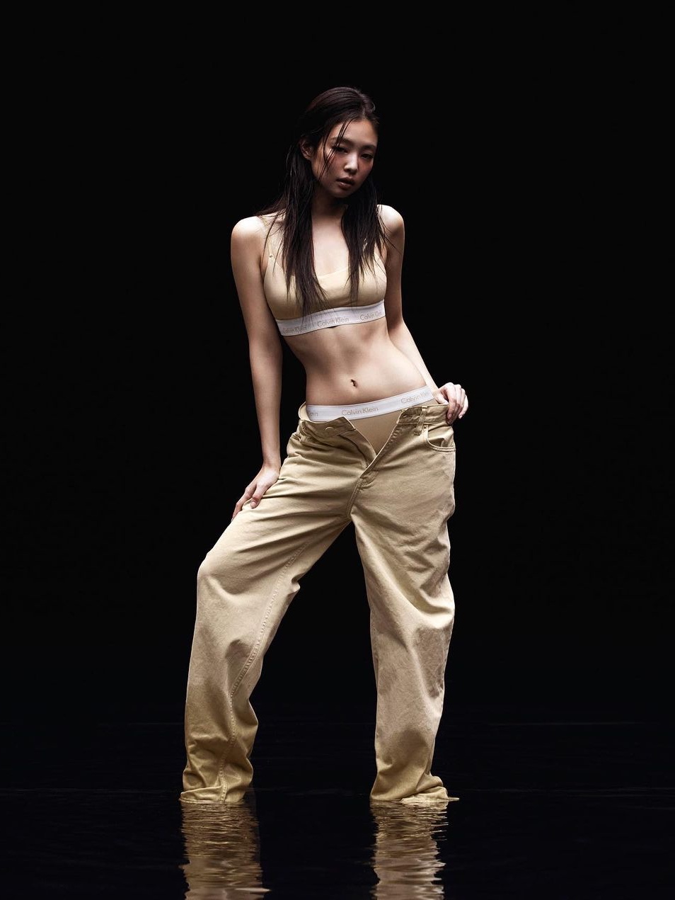(W) Calvin Klein x Jennie 90's Straight Fit Denim Mojave Desert 착용 스타일