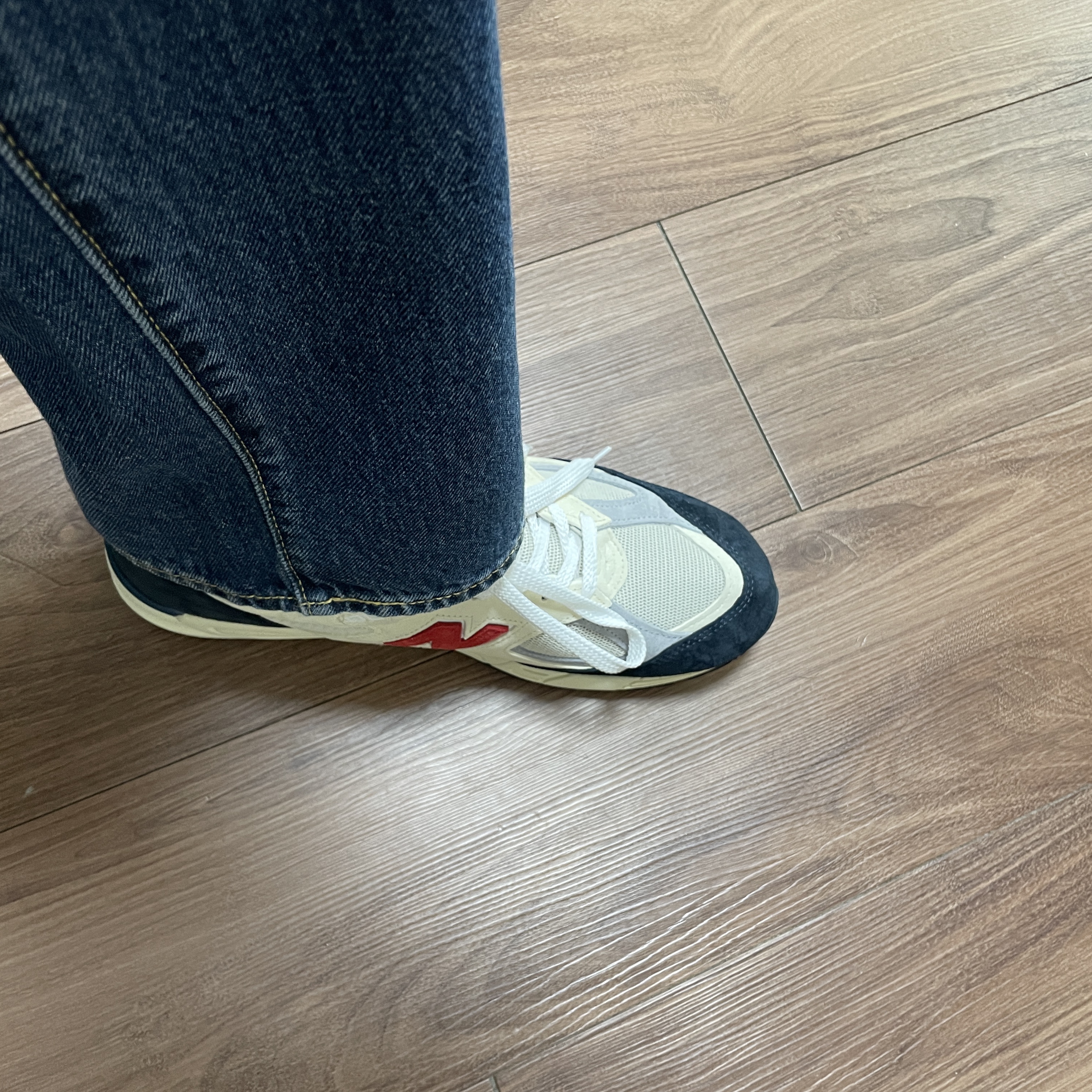 New Balance 990v2 Made in USA Navy Sea Salt 착용 스타일 - 2